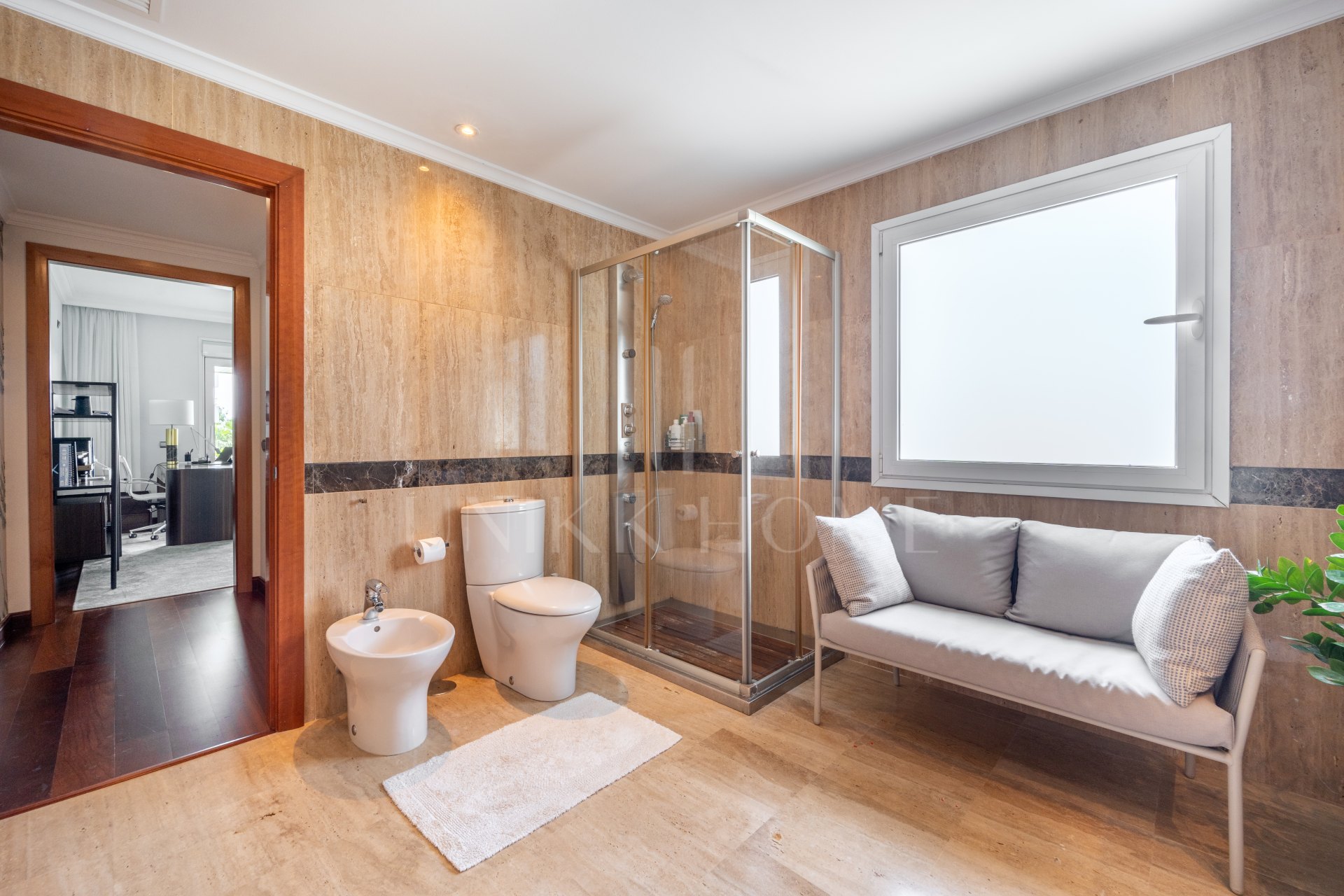 Exclusive apartment on the beach next to Puerto Banus