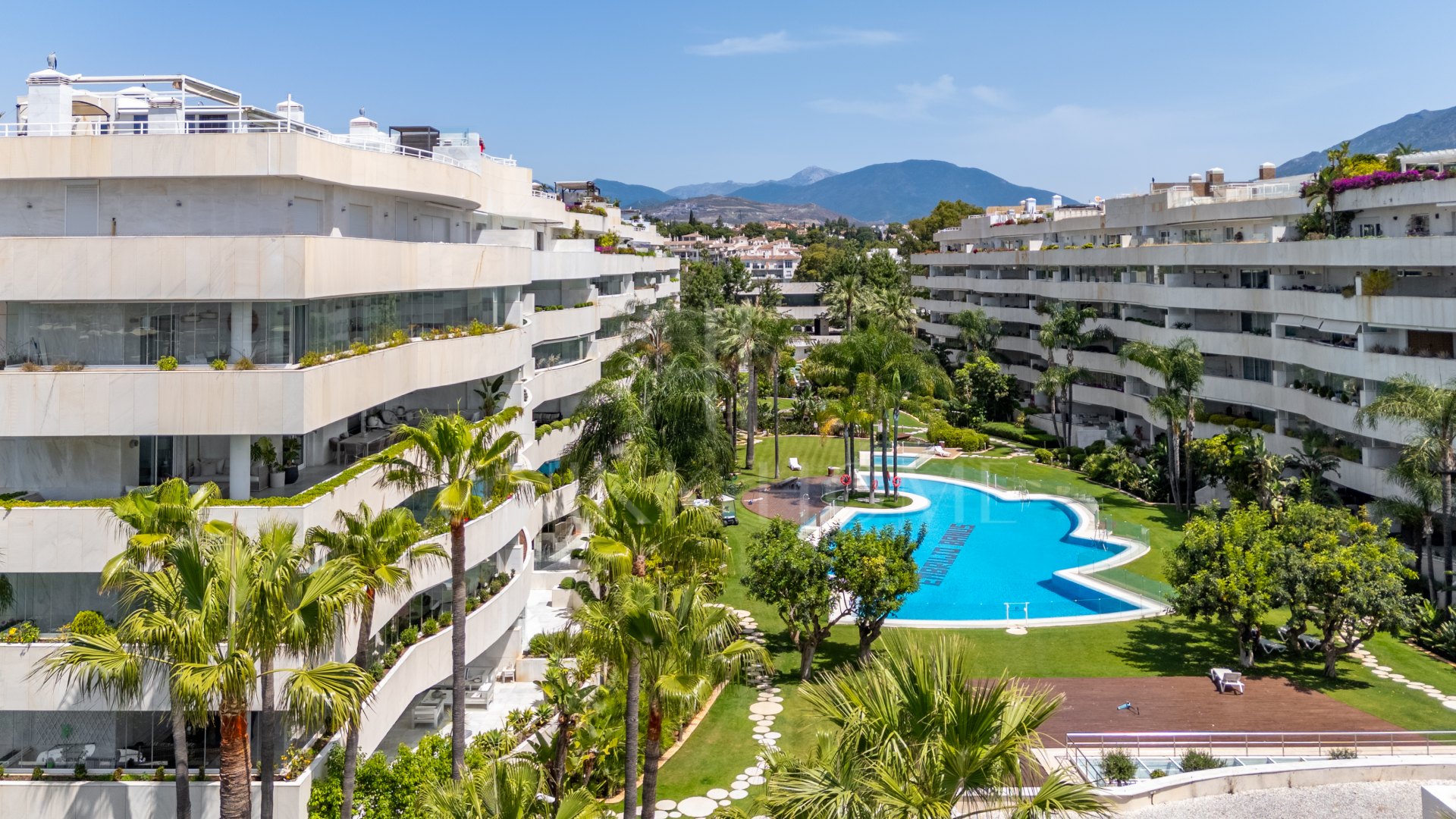 Exclusive apartment on the beach next to Puerto Banus