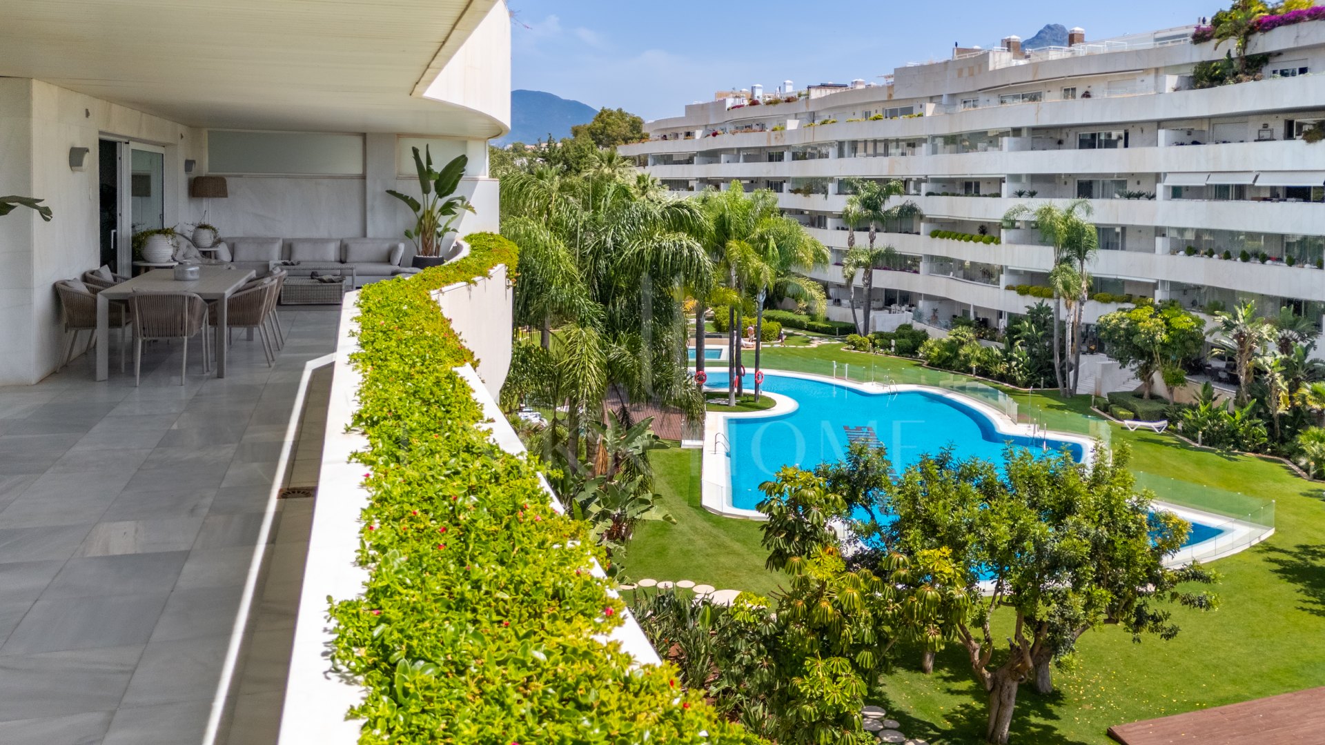 Exclusive apartment on the beach next to Puerto Banus