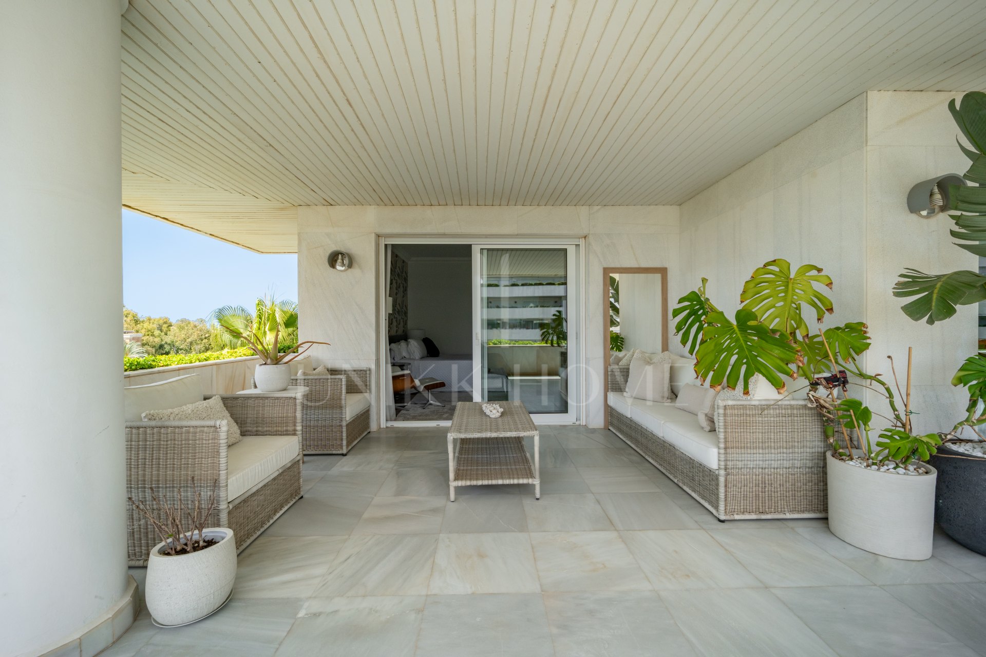 Exclusive apartment on the beach next to Puerto Banus