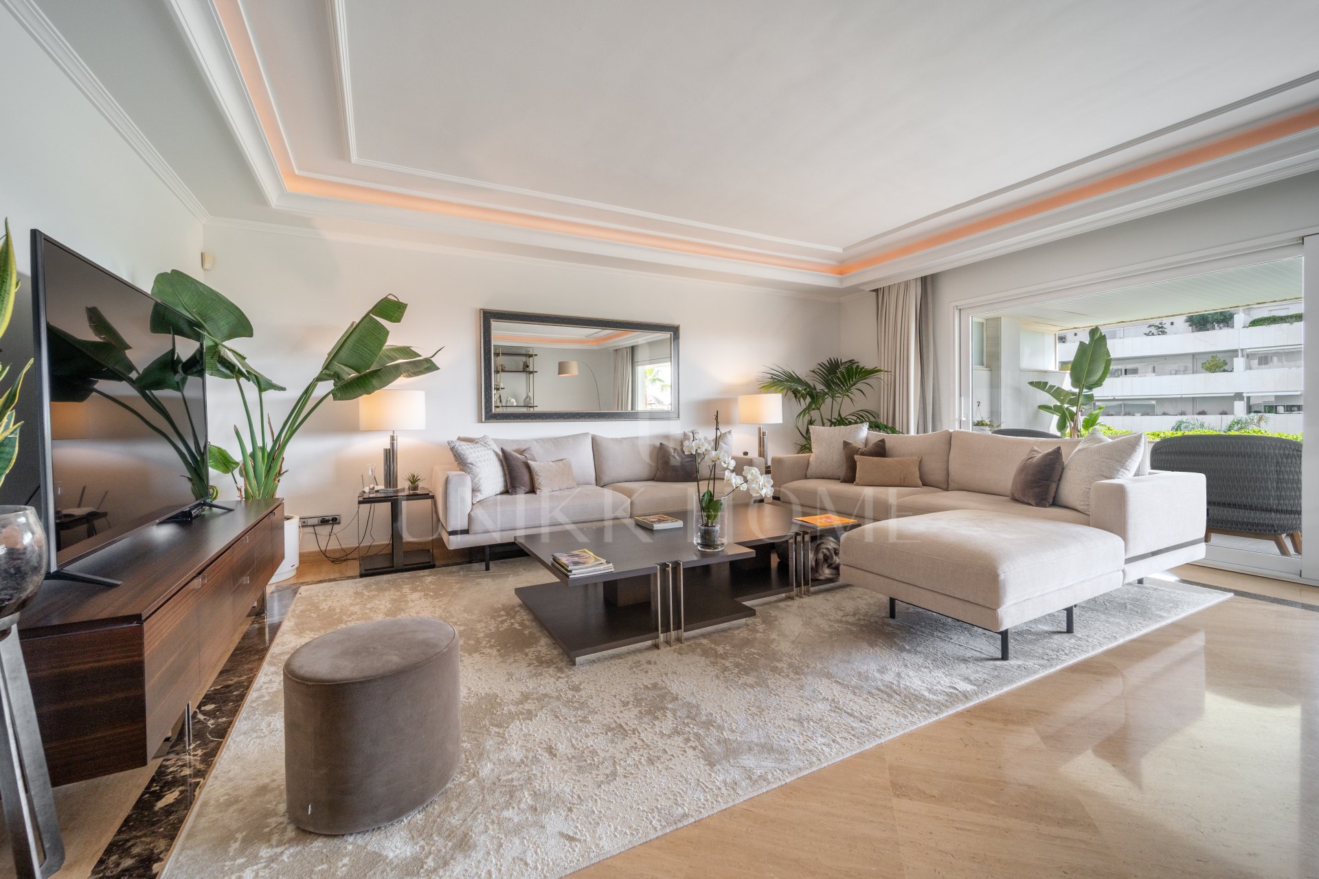 Exclusive apartment on the beach next to Puerto Banus