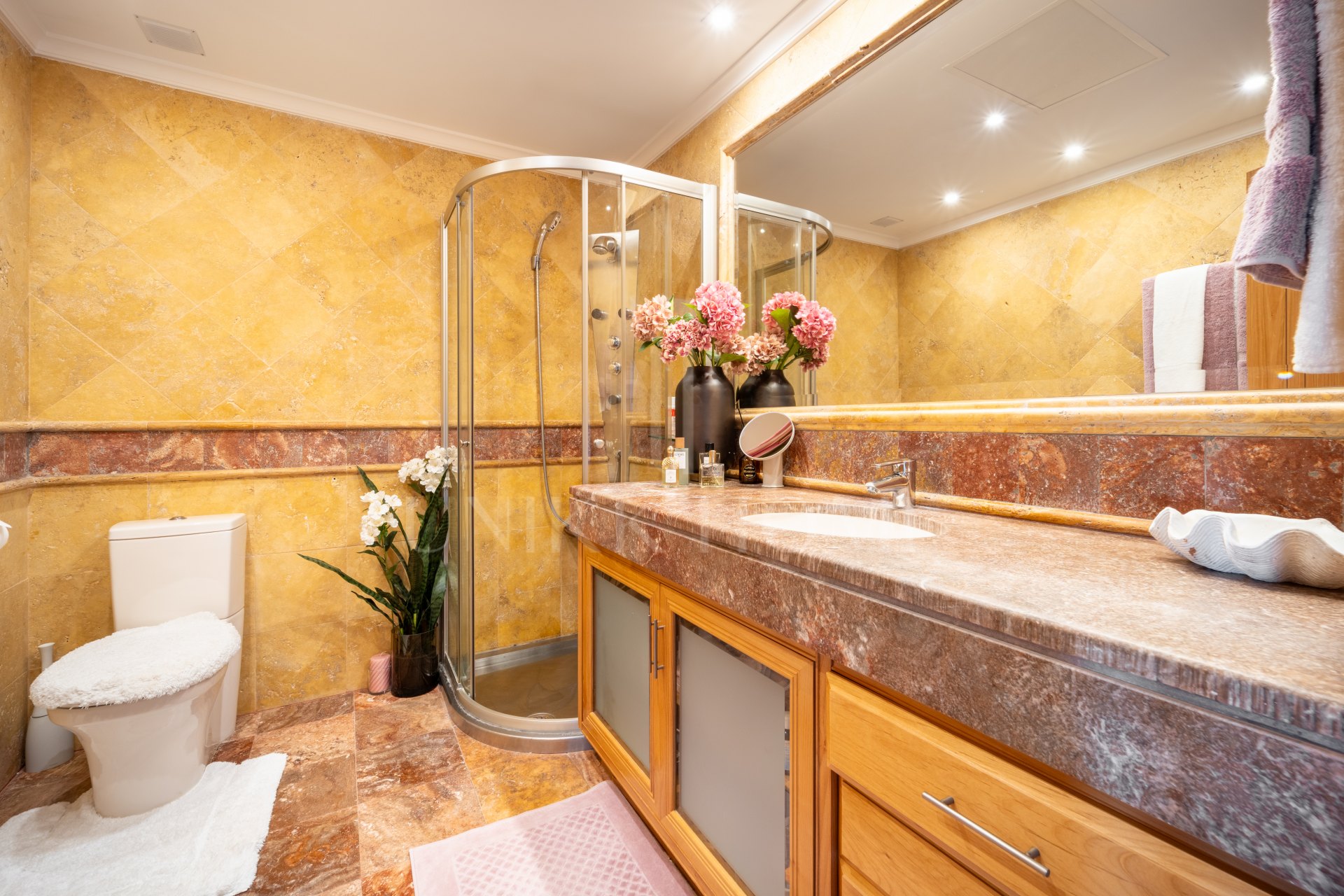 Exclusive apartment on the beach next to Puerto Banus