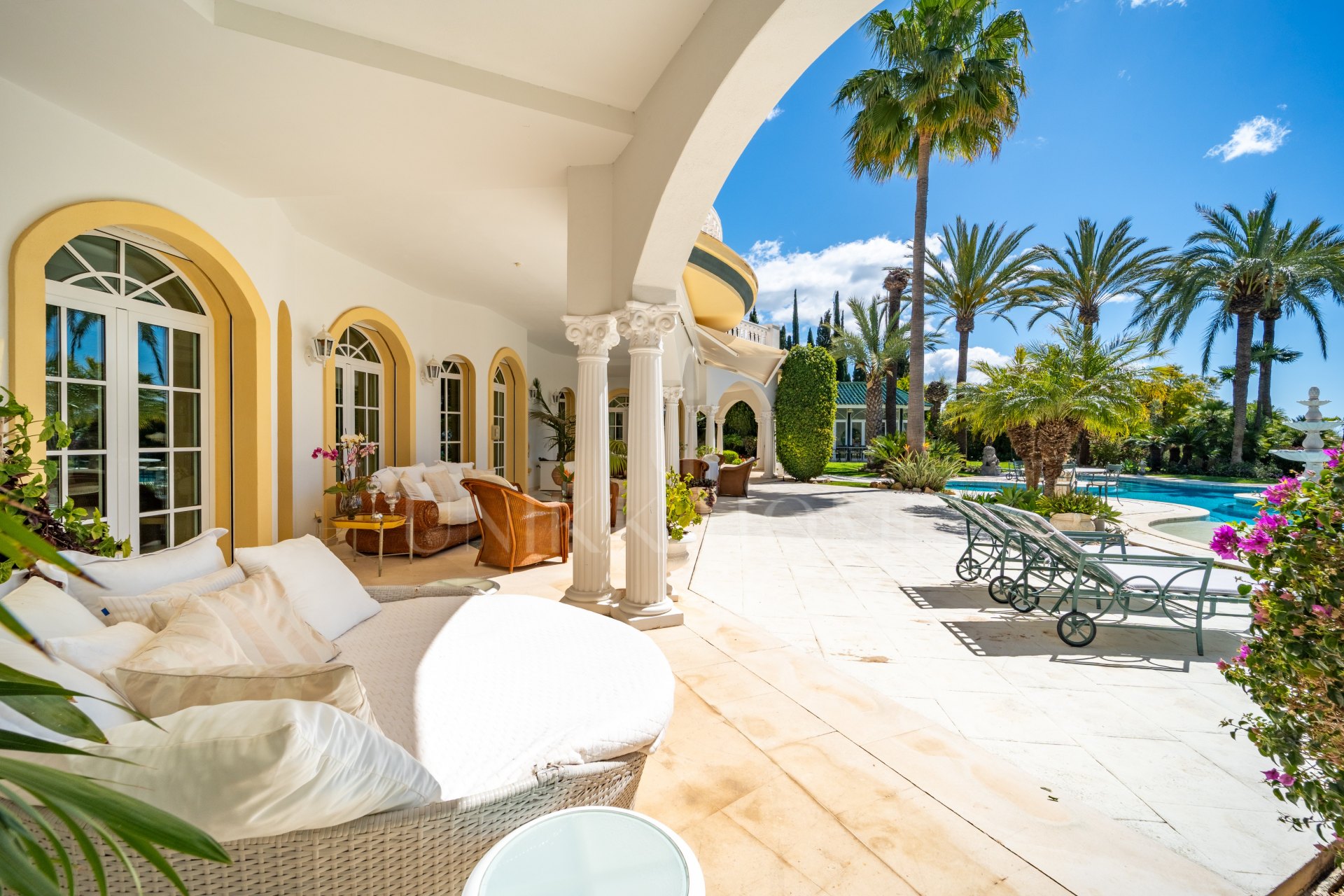 Propiedad única con 3 villas y vistas panorámicas al mar en Cascada de Camoján