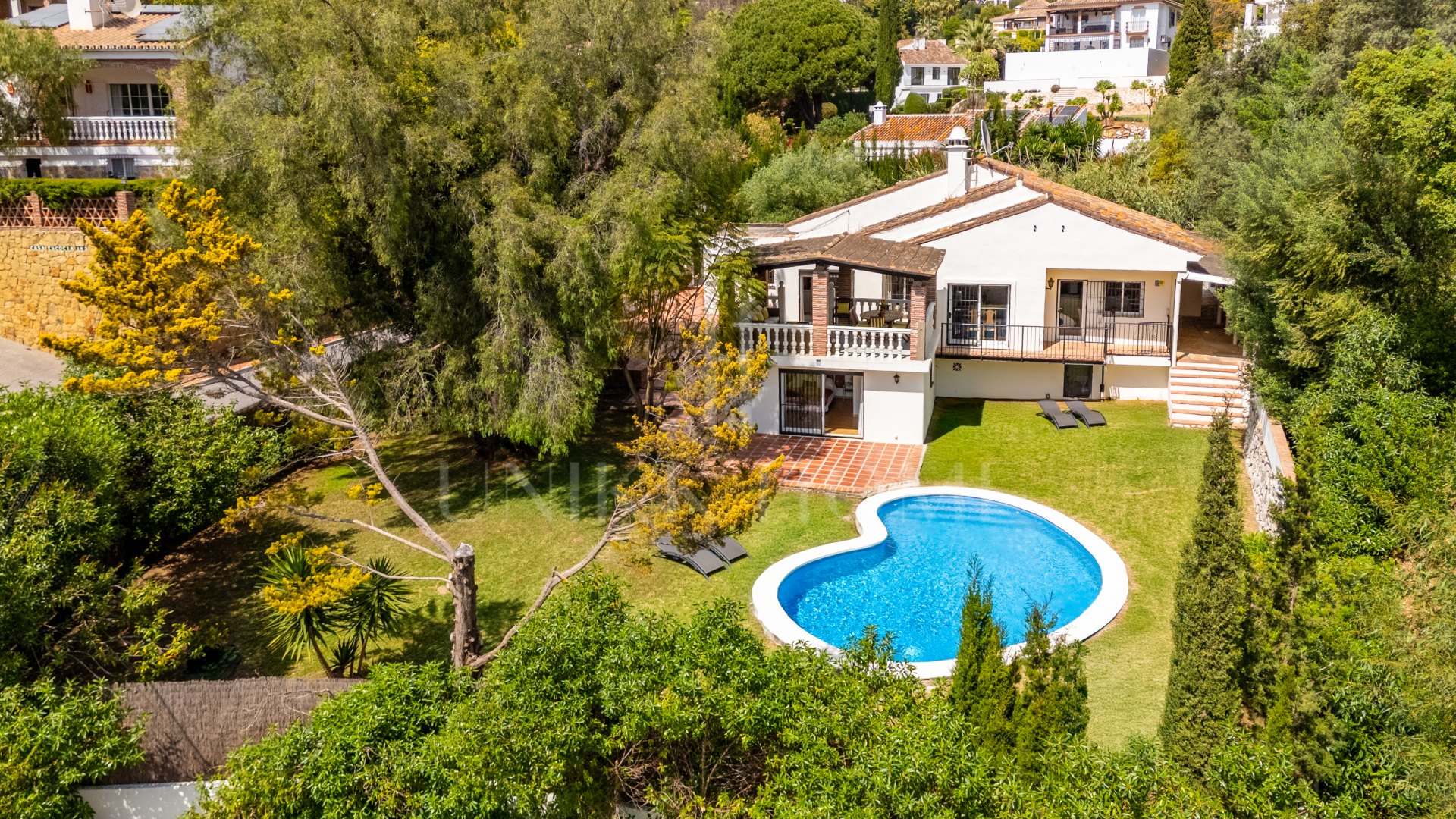 ENCANTADORA VILLA DE 4 DORMITORIOS CON AMPLIA ZONA EXTERIOR EN MARBELLA