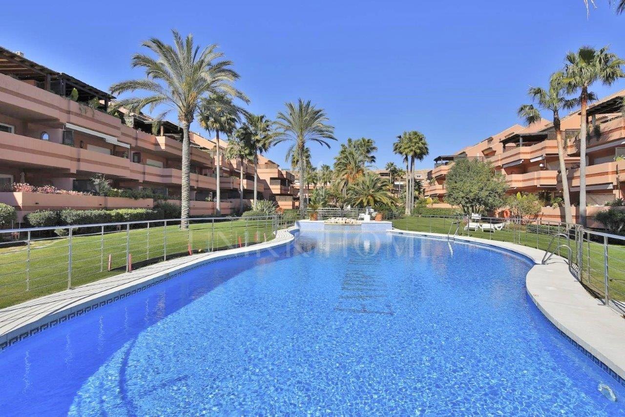 Apartamento de planta bajo al lado de la playa cerca de Puerto Banus