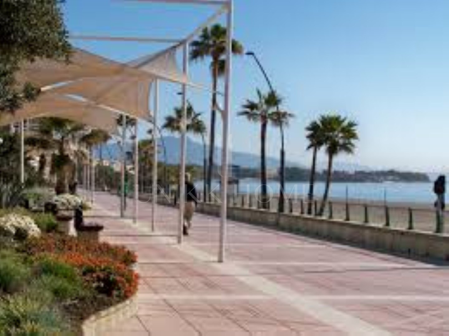 Bright penthouse with spectacular solarium and panoramic views in the Port of Estepona!