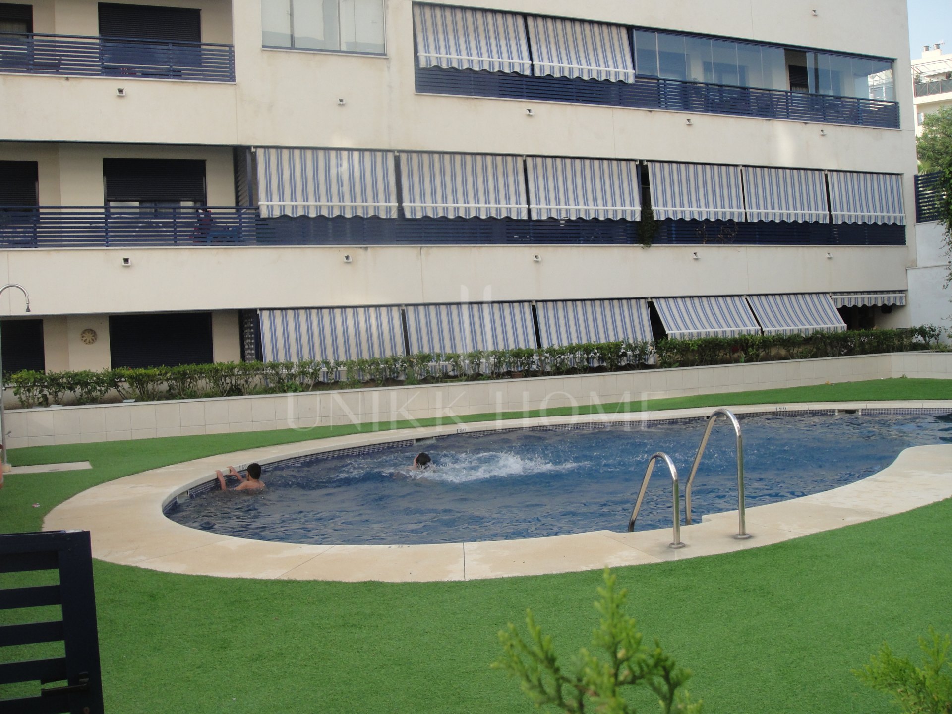 Bright penthouse with spectacular solarium and panoramic views in the Port of Estepona!