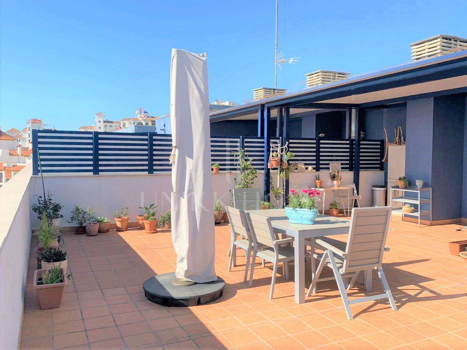 Luminoso ático con espectacular solárium y vistas panorámicas en en el Puerto de Estepona¡
