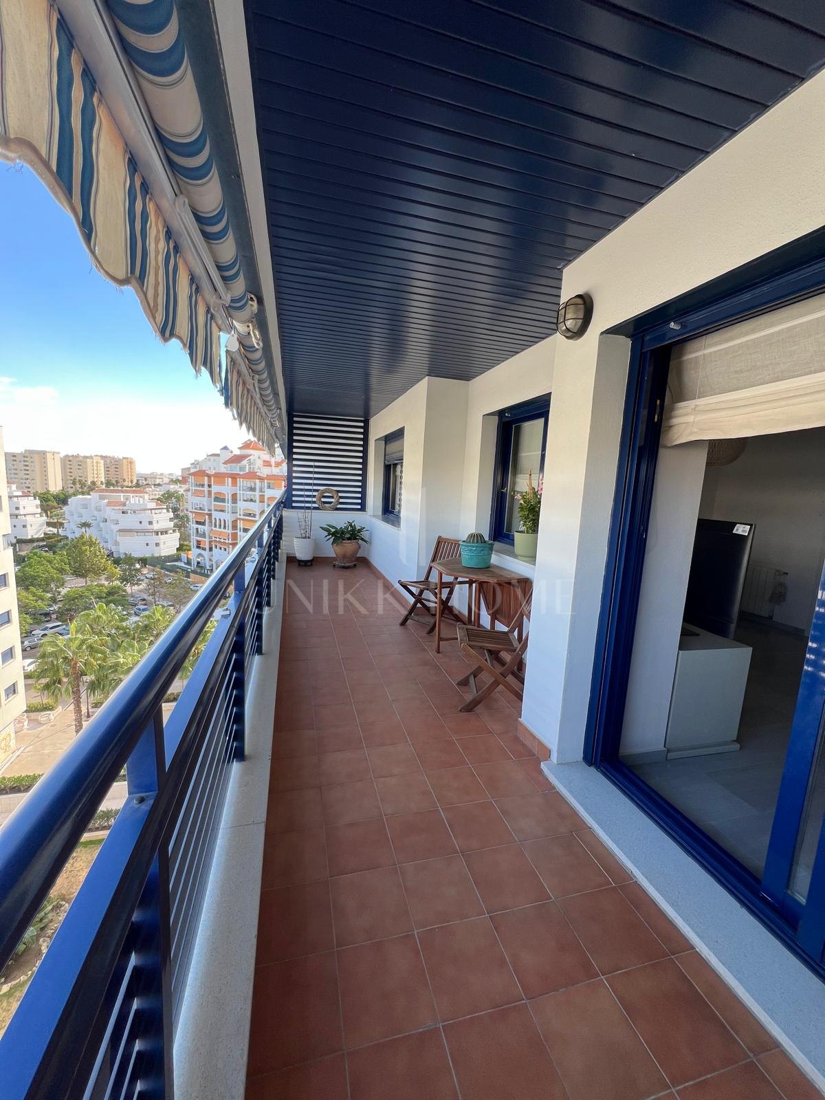 Luminoso ático con espectacular solárium y vistas panorámicas en en el Puerto de Estepona¡