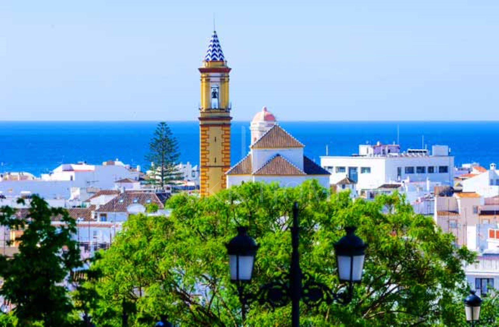Bright penthouse with spectacular solarium and panoramic views in the Port of Estepona!