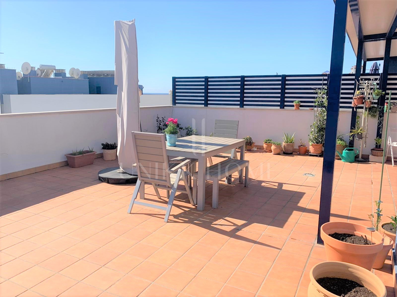 Luminoso ático con espectacular solárium y vistas panorámicas en en el Puerto de Estepona¡