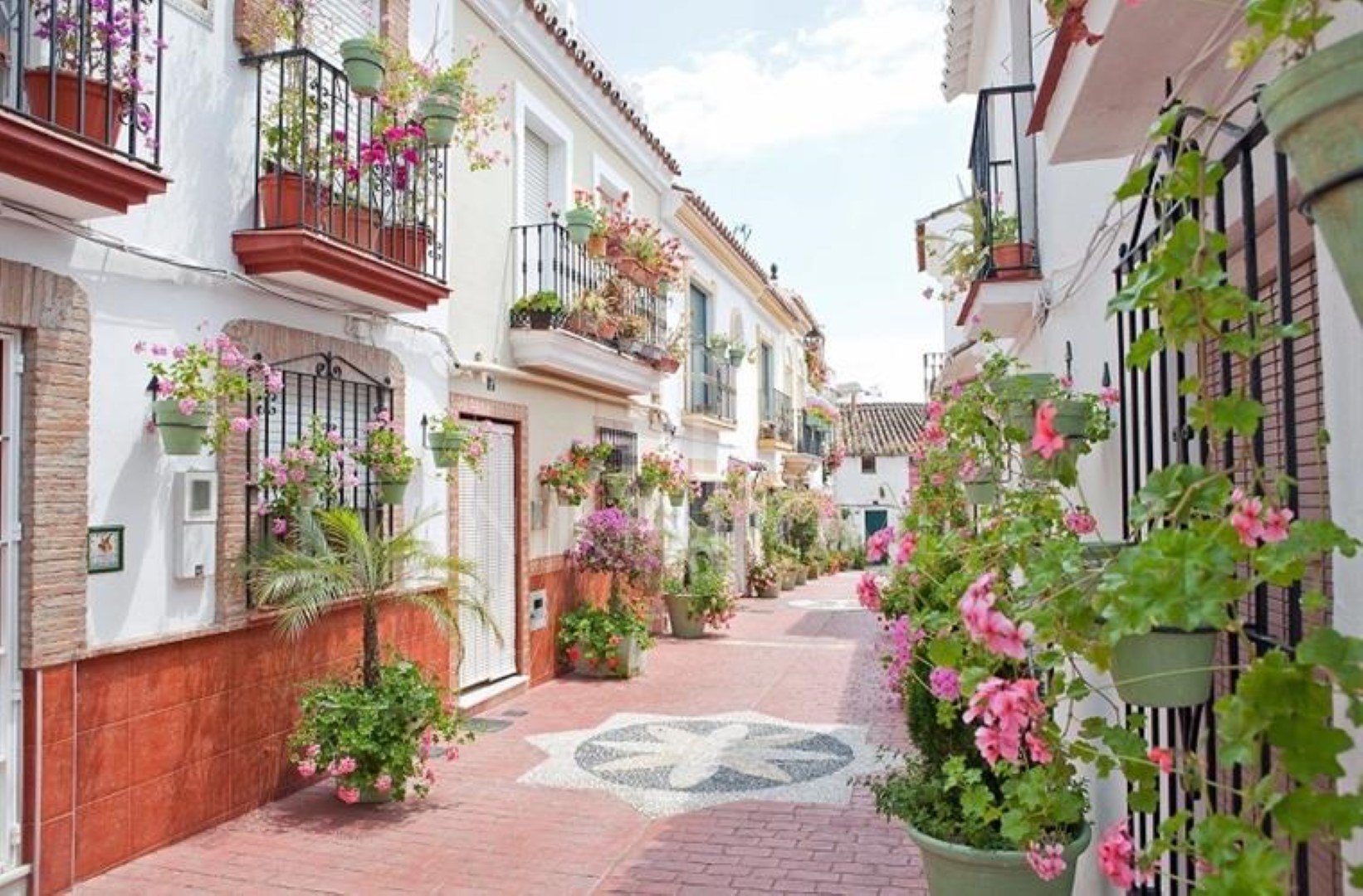 Bright penthouse with spectacular solarium and panoramic views in the Port of Estepona!