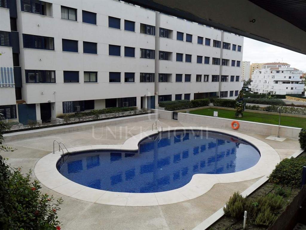 Bright penthouse with spectacular solarium and panoramic views in the Port of Estepona!
