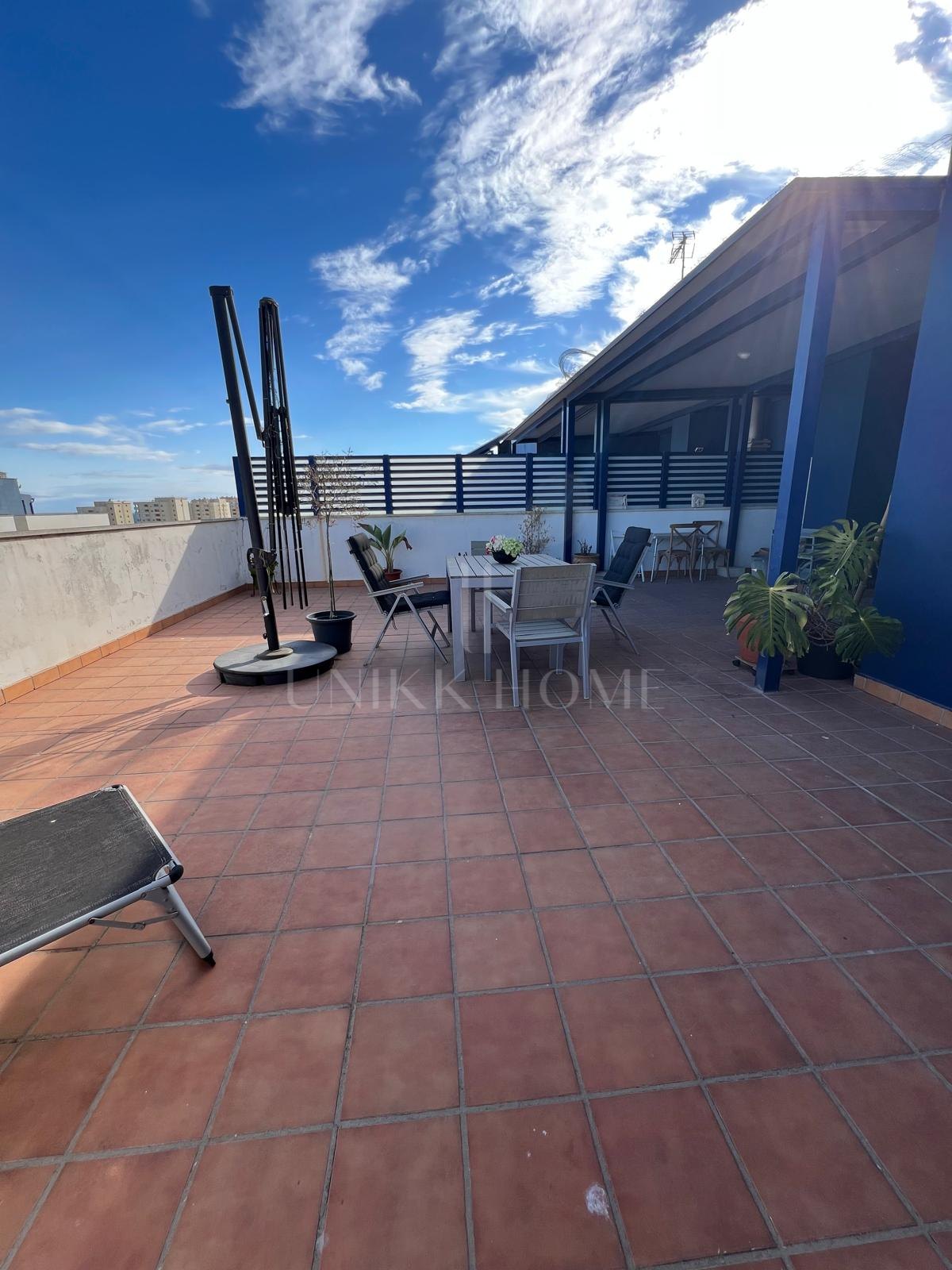 Luminoso ático con espectacular solárium y vistas panorámicas en en el Puerto de Estepona¡