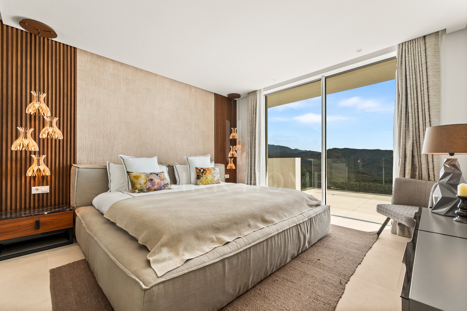 Ático Panorámico con Enorme Terraza y Vistas al Mar en Venta en Palo Alto, Marbella