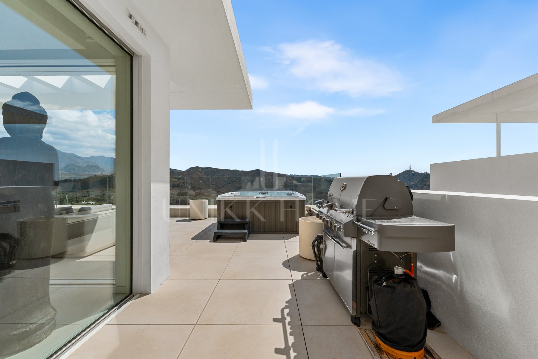 Ático Panorámico con Enorme Terraza y Vistas al Mar en Venta en Palo Alto, Marbella