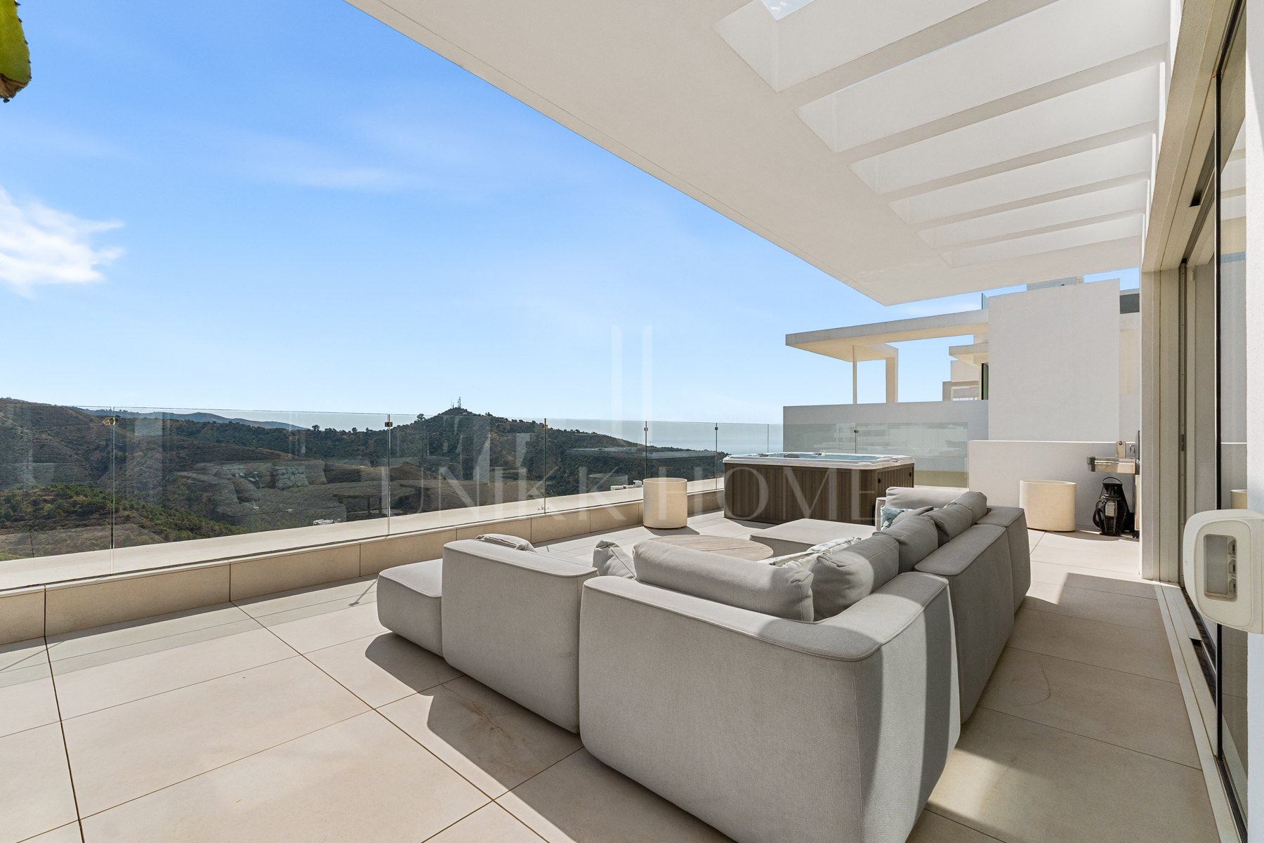 Ático Panorámico con Enorme Terraza y Vistas al Mar en Venta en Palo Alto, Marbella