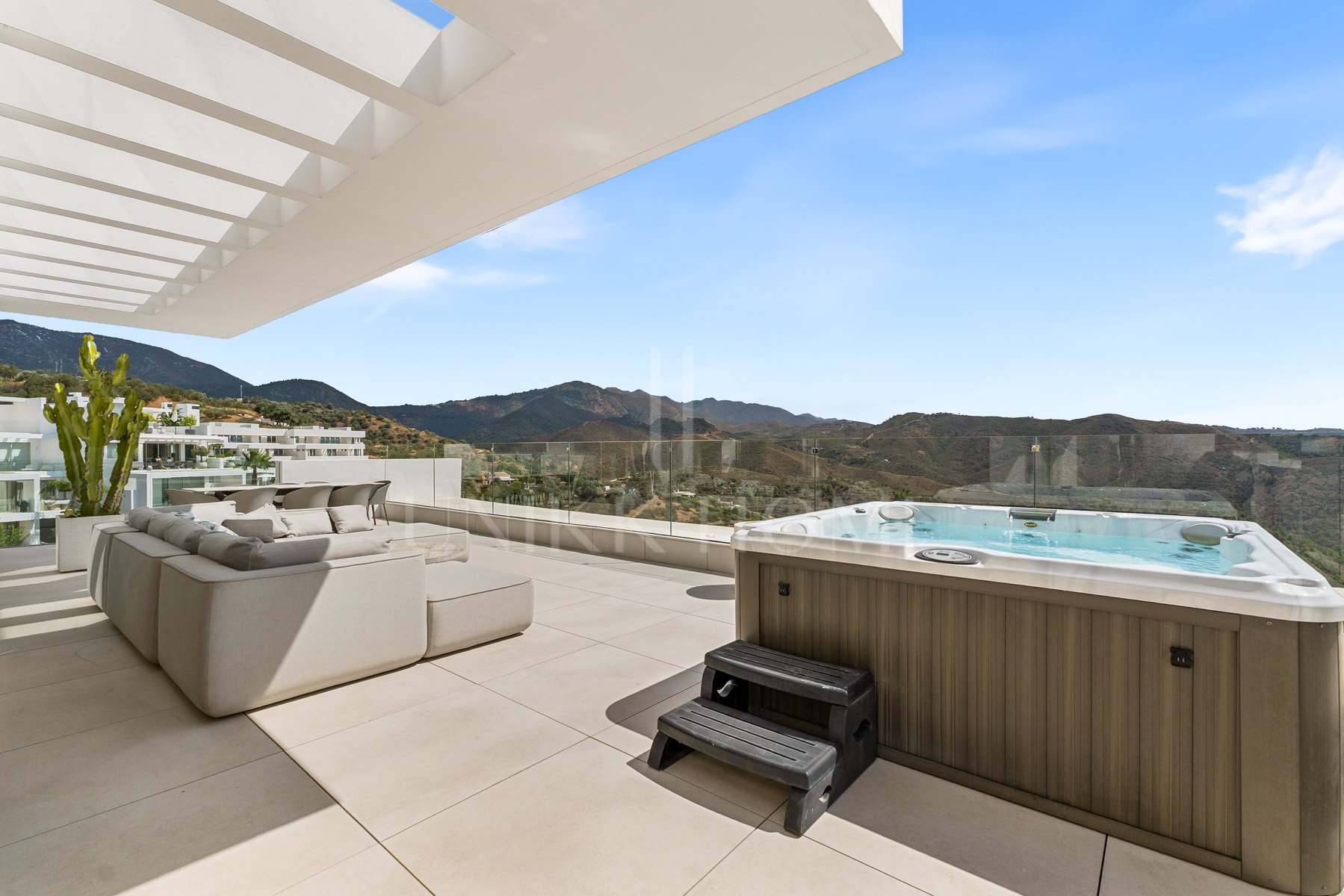 Ático Panorámico con Enorme Terraza y Vistas al Mar en Venta en Palo Alto, Marbella