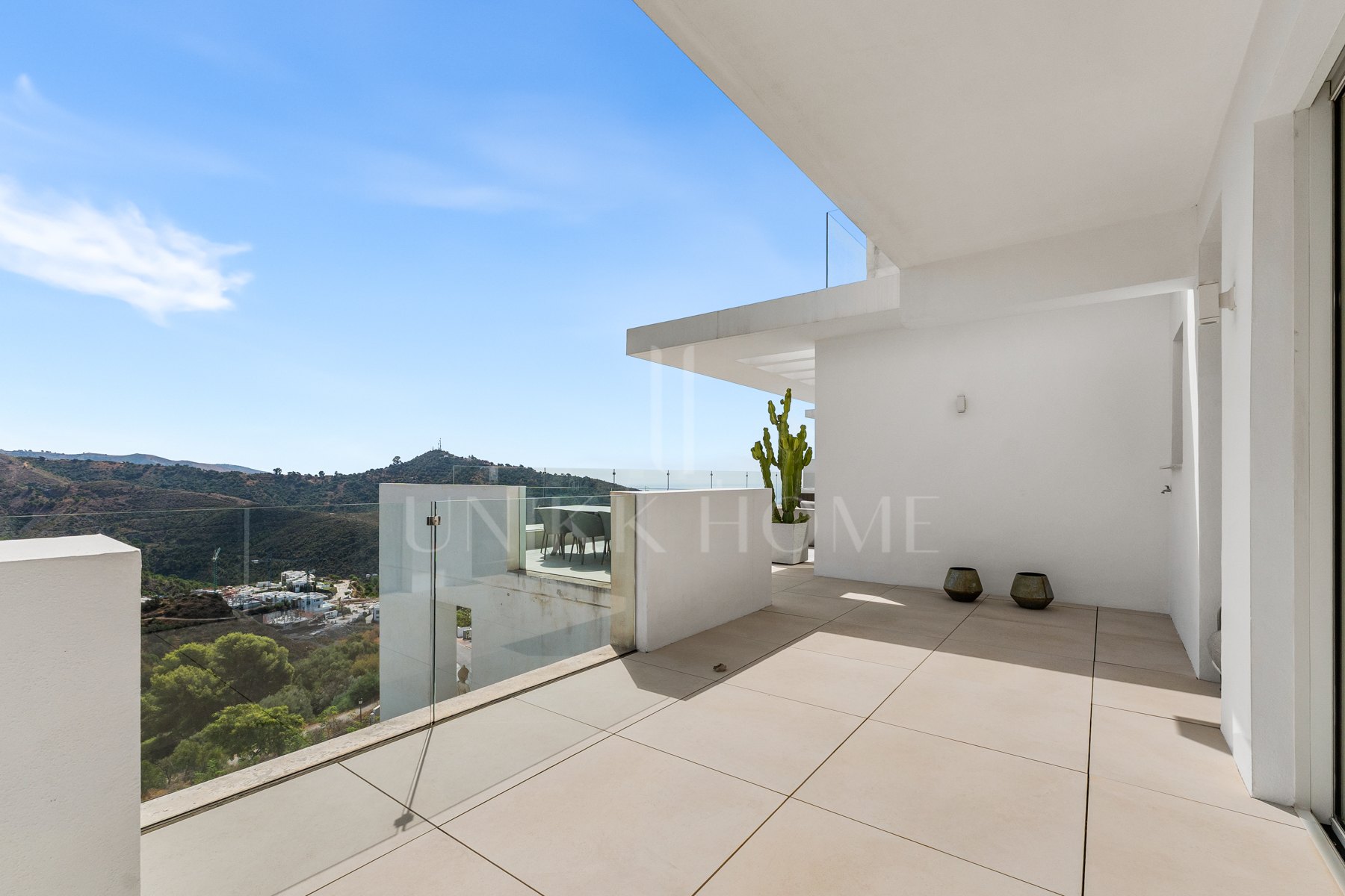 Ático Panorámico con Enorme Terraza y Vistas al Mar en Venta en Palo Alto, Marbella