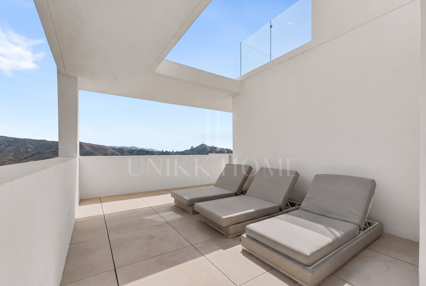 Ático Panorámico con Enorme Terraza y Vistas al Mar en Venta en Palo Alto, Marbella