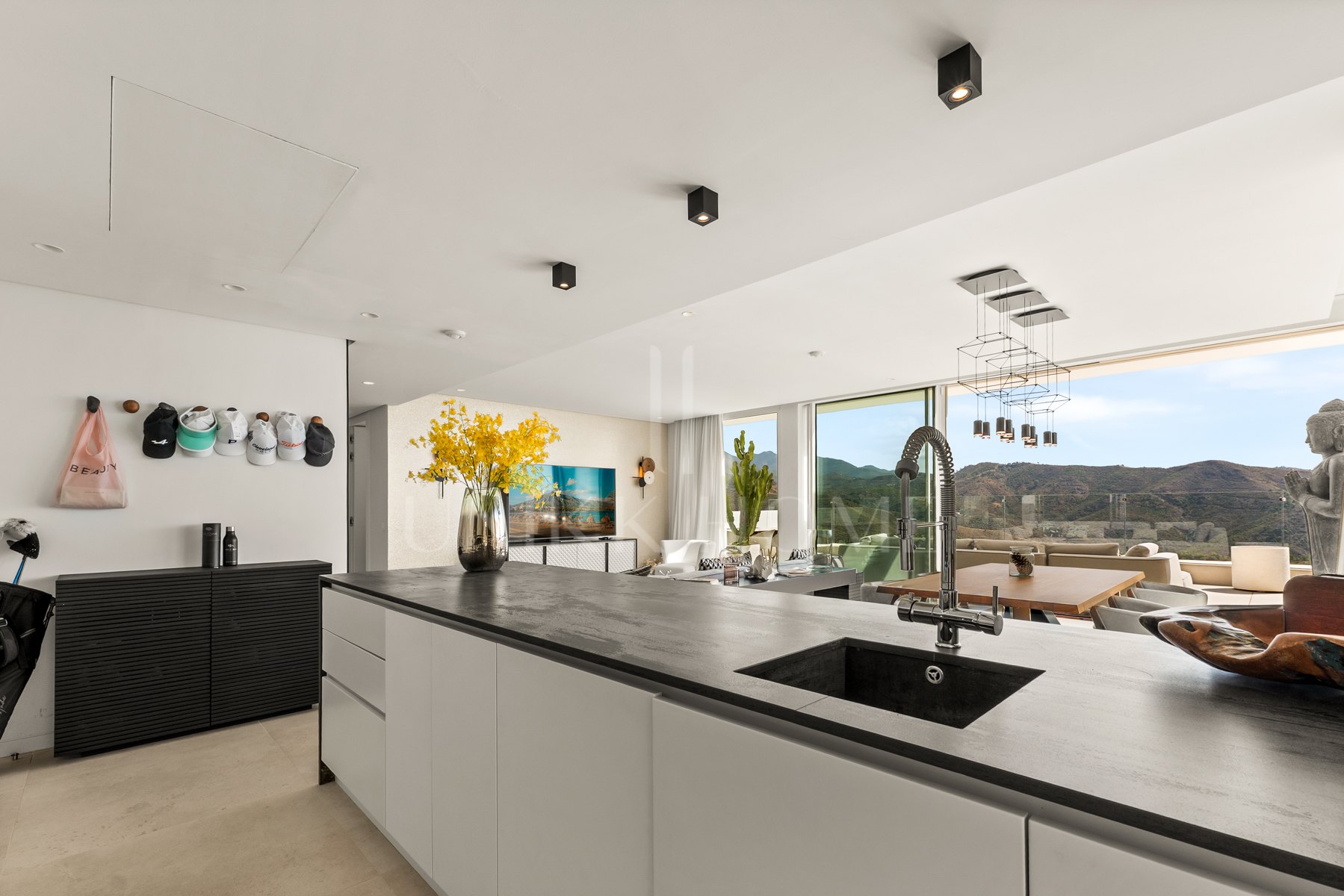 Ático Panorámico con Enorme Terraza y Vistas al Mar en Venta en Palo Alto, Marbella