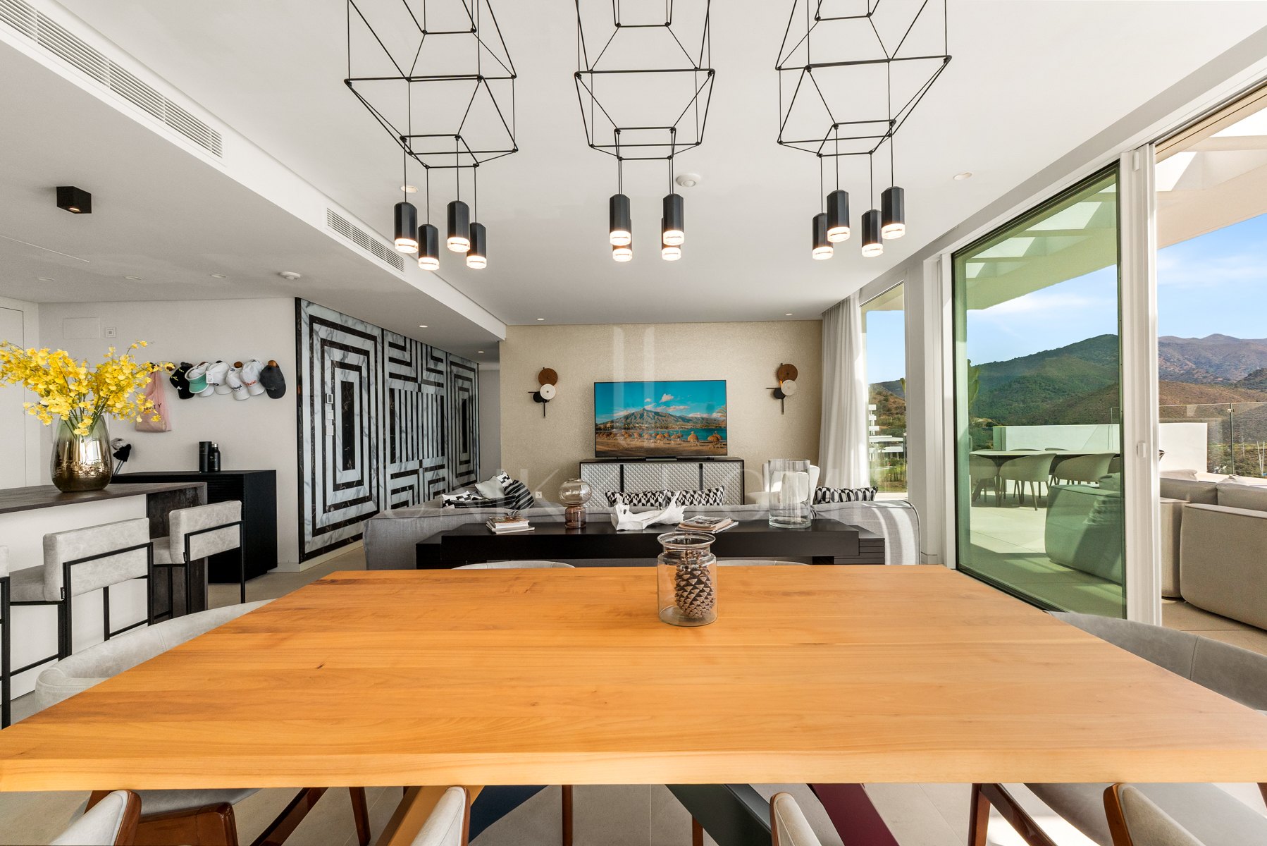 Ático Panorámico con Enorme Terraza y Vistas al Mar en Venta en Palo Alto, Marbella