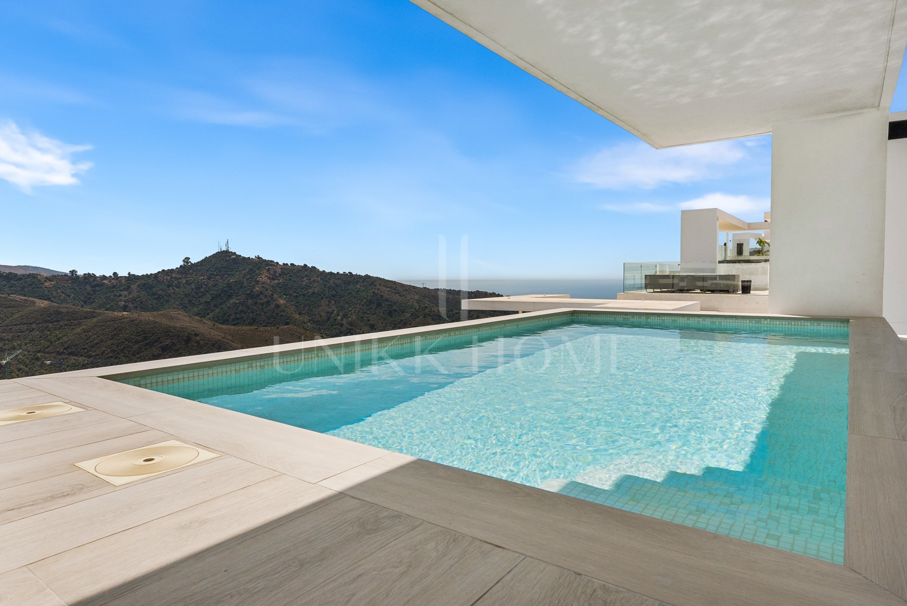 Ático Panorámico con Enorme Terraza y Vistas al Mar en Venta en Palo Alto, Marbella