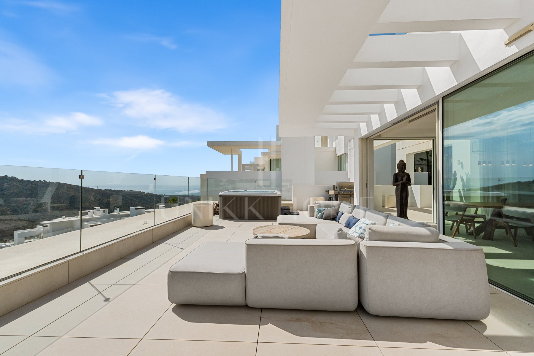 Ático Panorámico con Enorme Terraza y Vistas al Mar en Venta en Palo Alto, Marbella