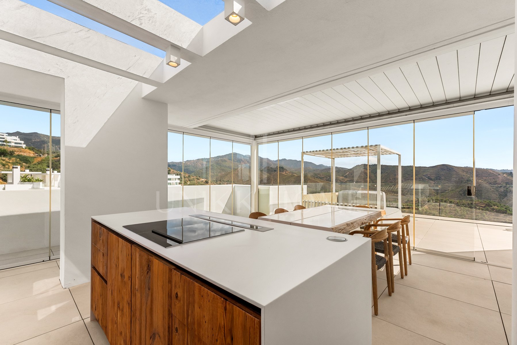 Ático Panorámico con Enorme Terraza y Vistas al Mar en Venta en Palo Alto, Marbella