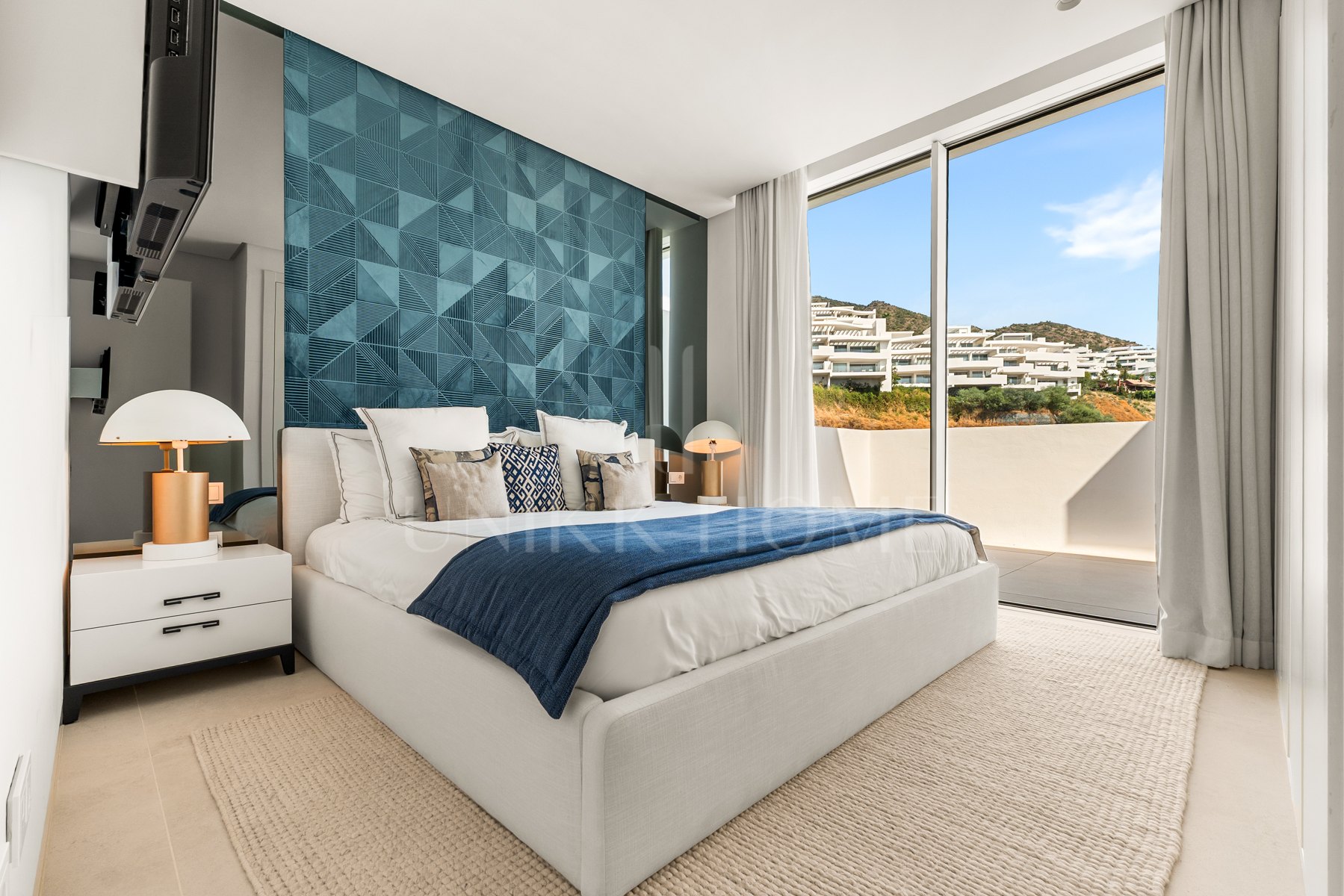 Ático Panorámico con Enorme Terraza y Vistas al Mar en Venta en Palo Alto, Marbella