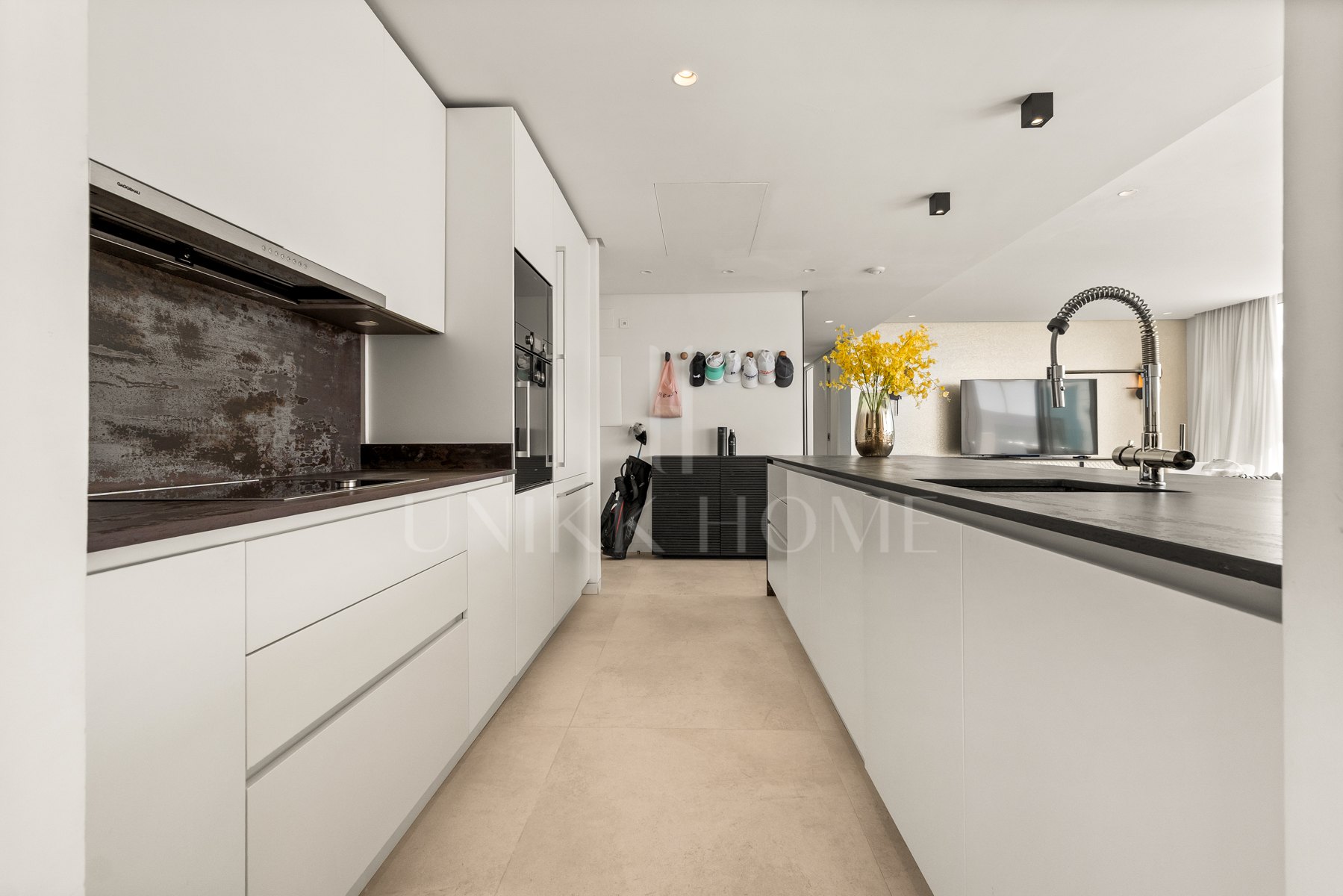 Ático Panorámico con Enorme Terraza y Vistas al Mar en Venta en Palo Alto, Marbella