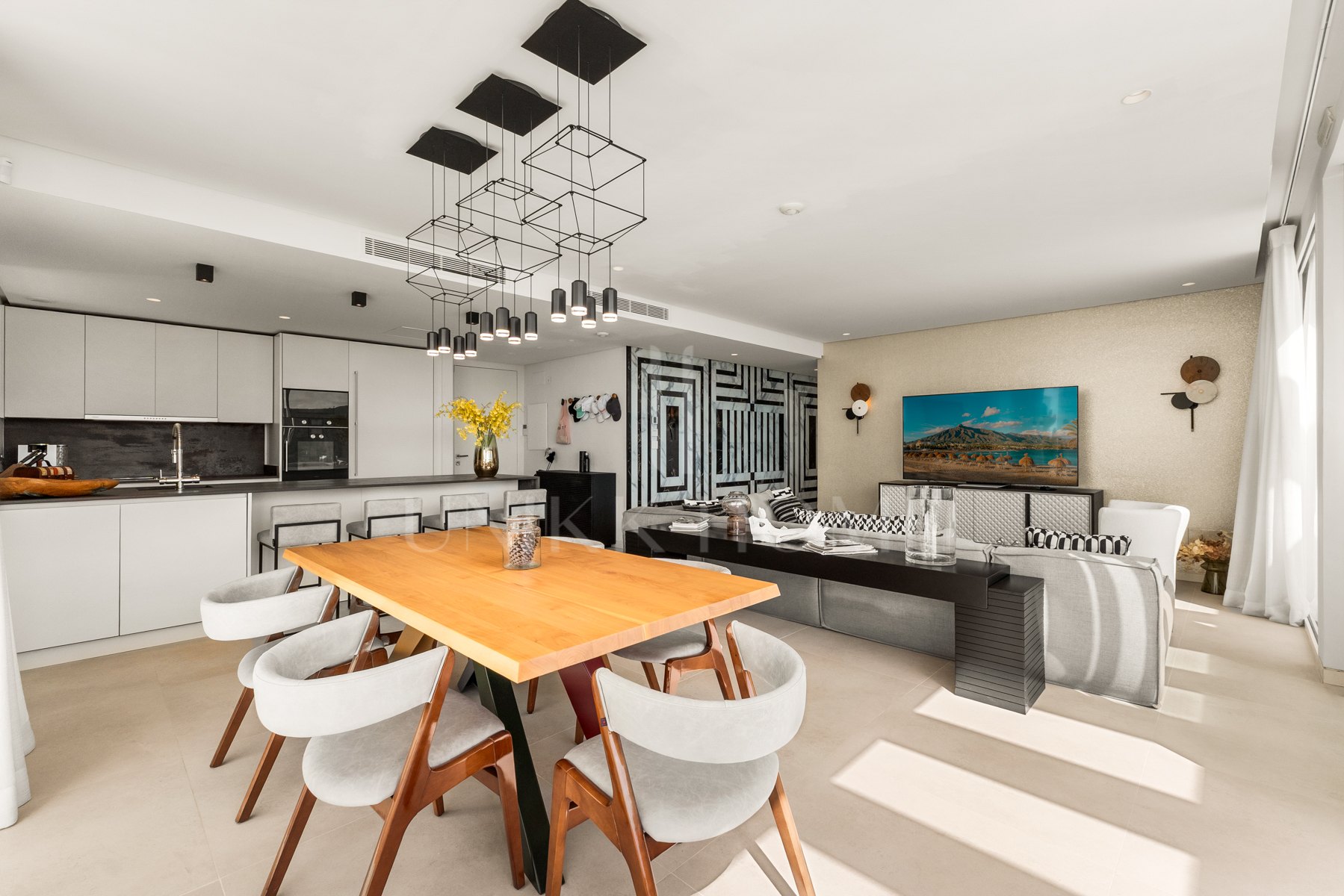 Ático Panorámico con Enorme Terraza y Vistas al Mar en Venta en Palo Alto, Marbella