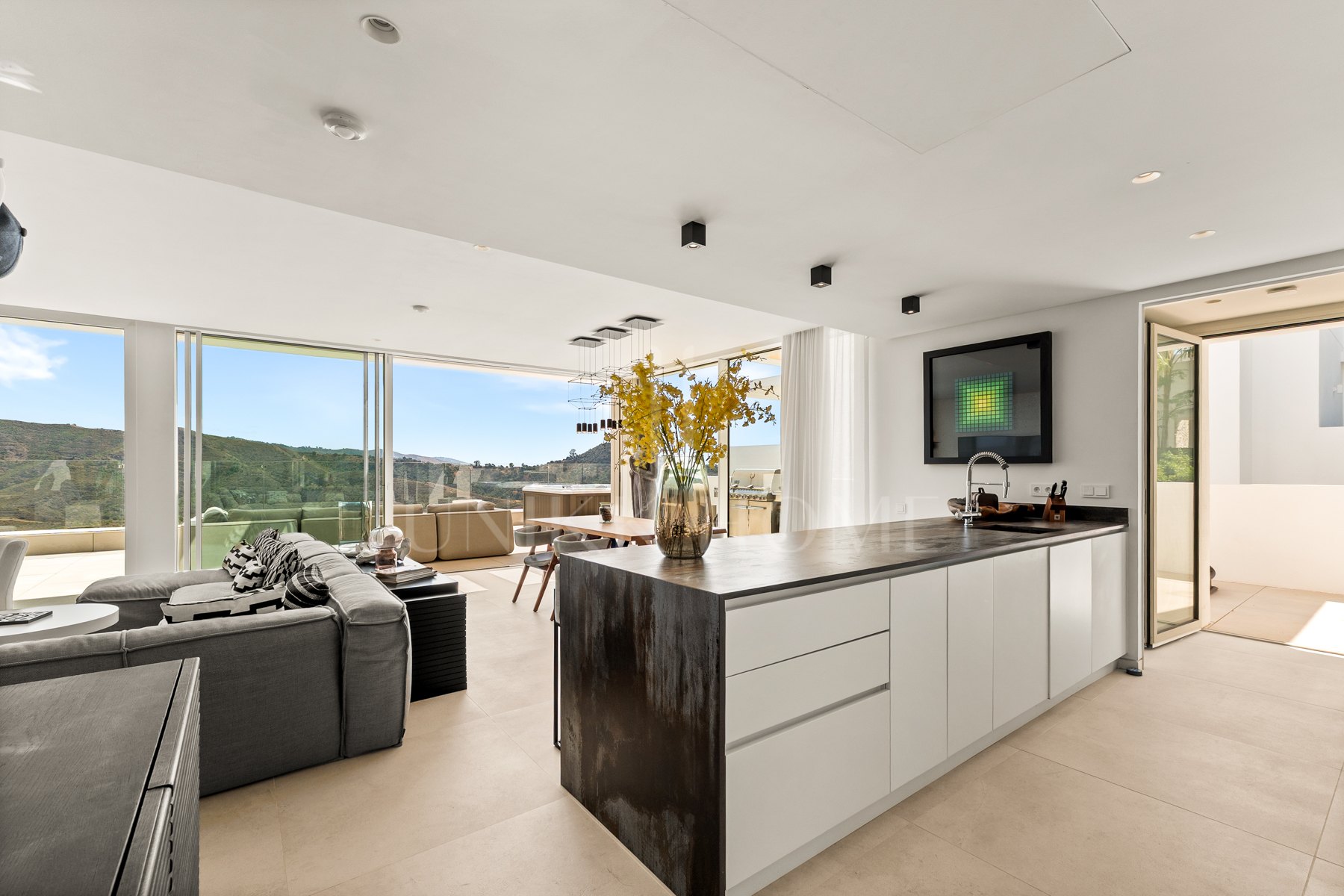 Ático Panorámico con Enorme Terraza y Vistas al Mar en Venta en Palo Alto, Marbella