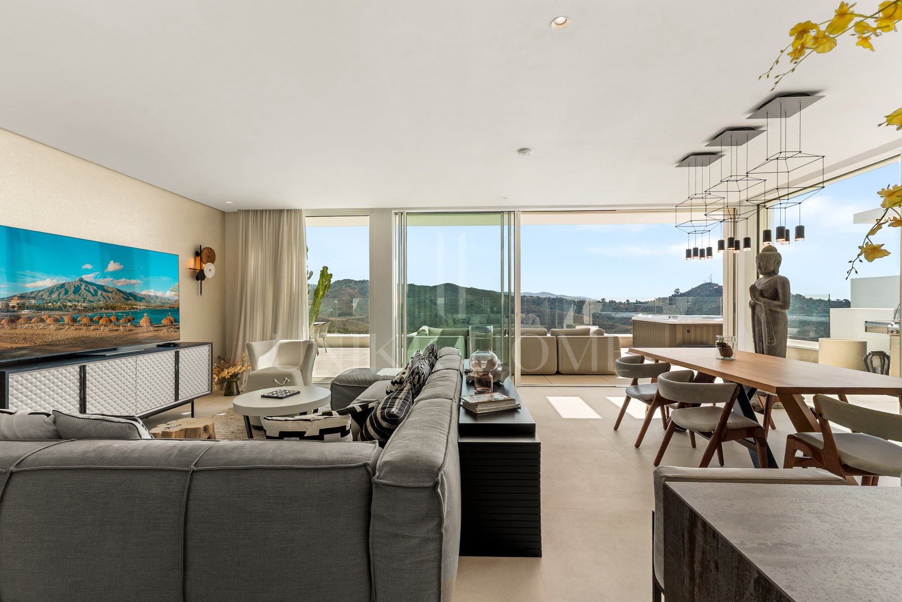 Ático Panorámico con Enorme Terraza y Vistas al Mar en Venta en Palo Alto, Marbella