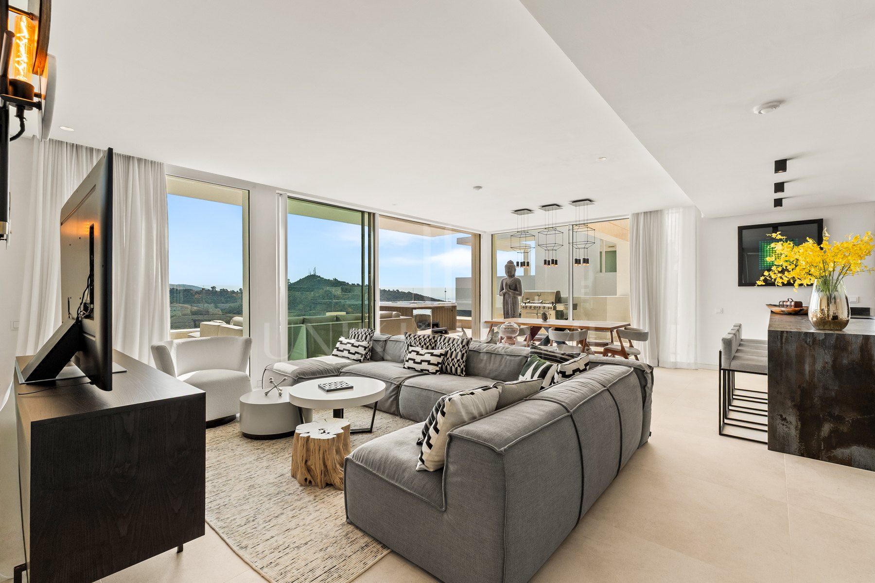 Ático Panorámico con Enorme Terraza y Vistas al Mar en Venta en Palo Alto, Marbella
