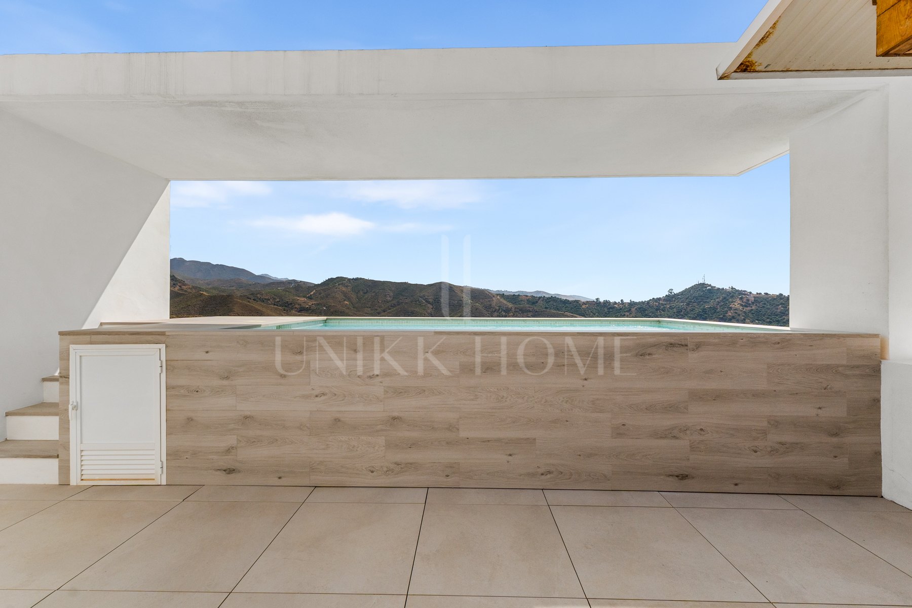 Ático Panorámico con Enorme Terraza y Vistas al Mar en Venta en Palo Alto, Marbella
