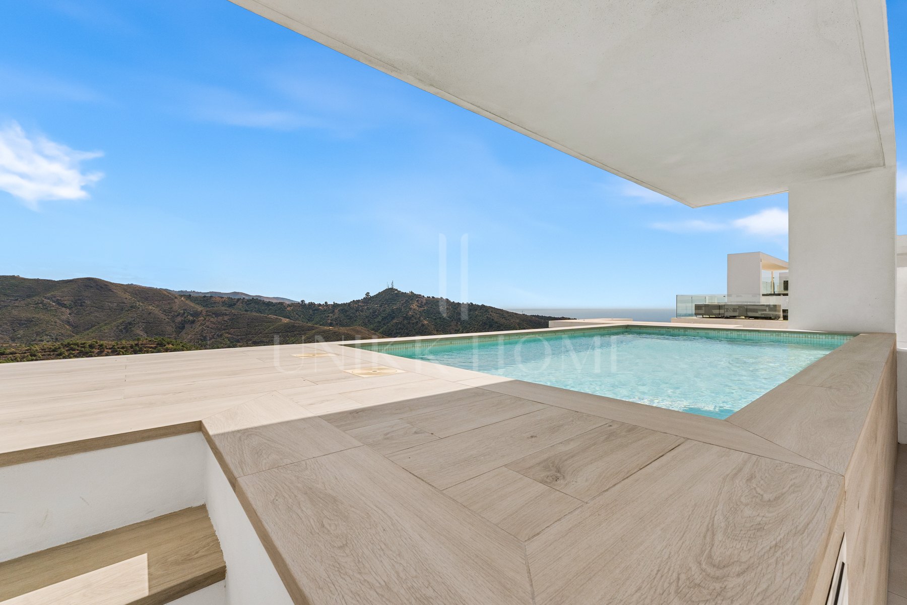 Ático Panorámico con Enorme Terraza y Vistas al Mar en Venta en Palo Alto, Marbella