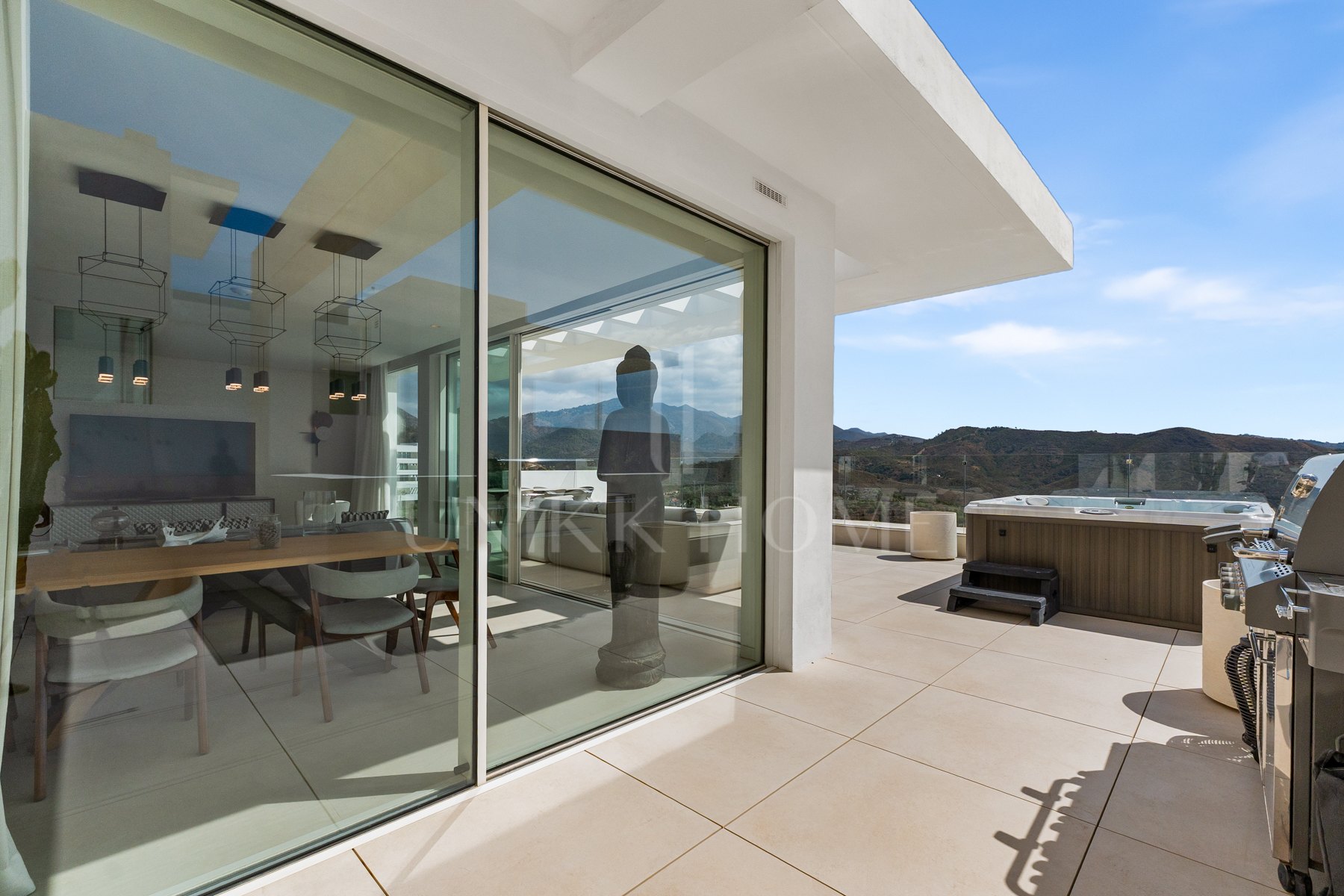 Ático Panorámico con Enorme Terraza y Vistas al Mar en Venta en Palo Alto, Marbella