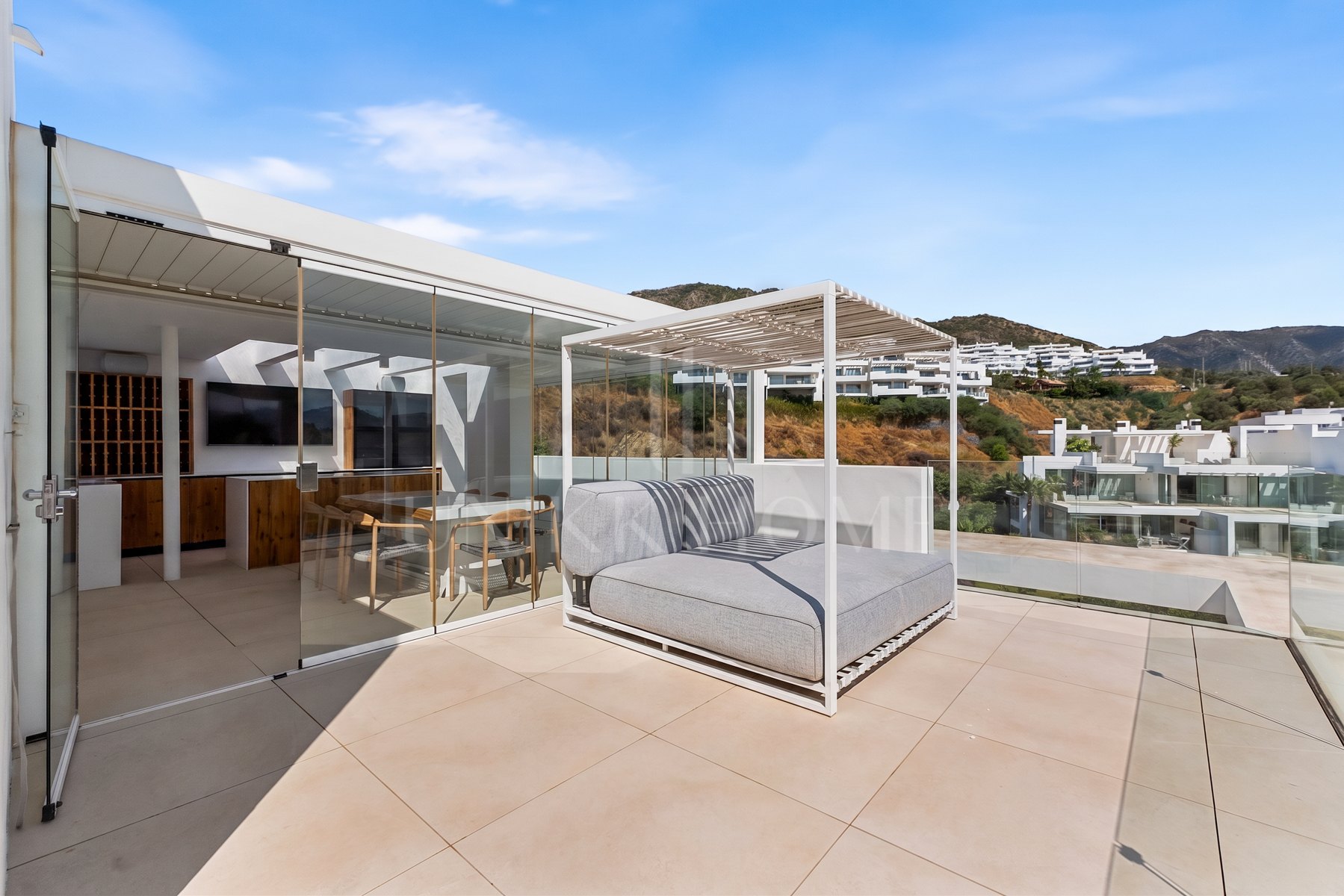 Ático Panorámico con Enorme Terraza y Vistas al Mar en Venta en Palo Alto, Marbella