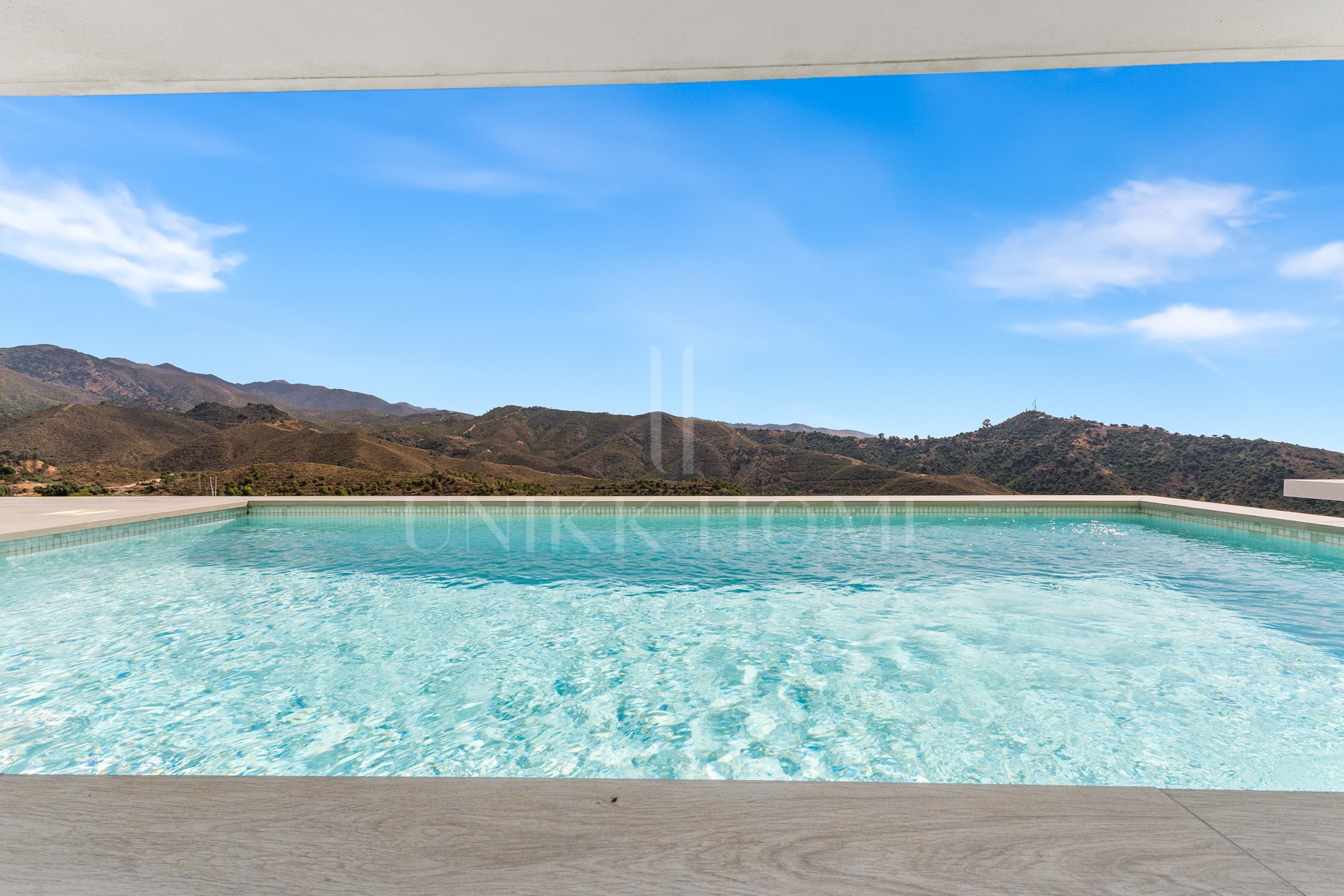 Ático Panorámico con Enorme Terraza y Vistas al Mar en Venta en Palo Alto, Marbella