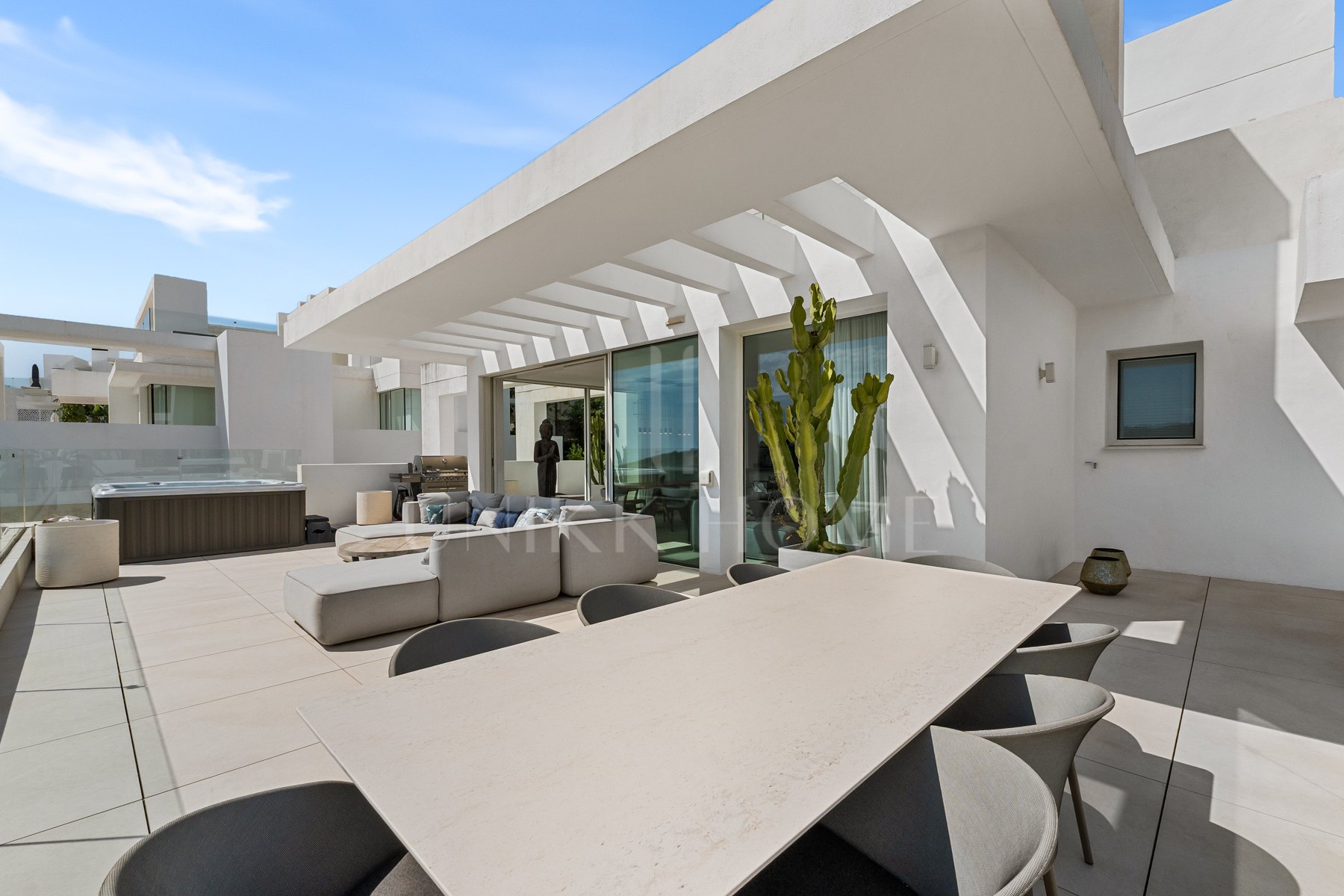 Ático Panorámico con Enorme Terraza y Vistas al Mar en Venta en Palo Alto, Marbella