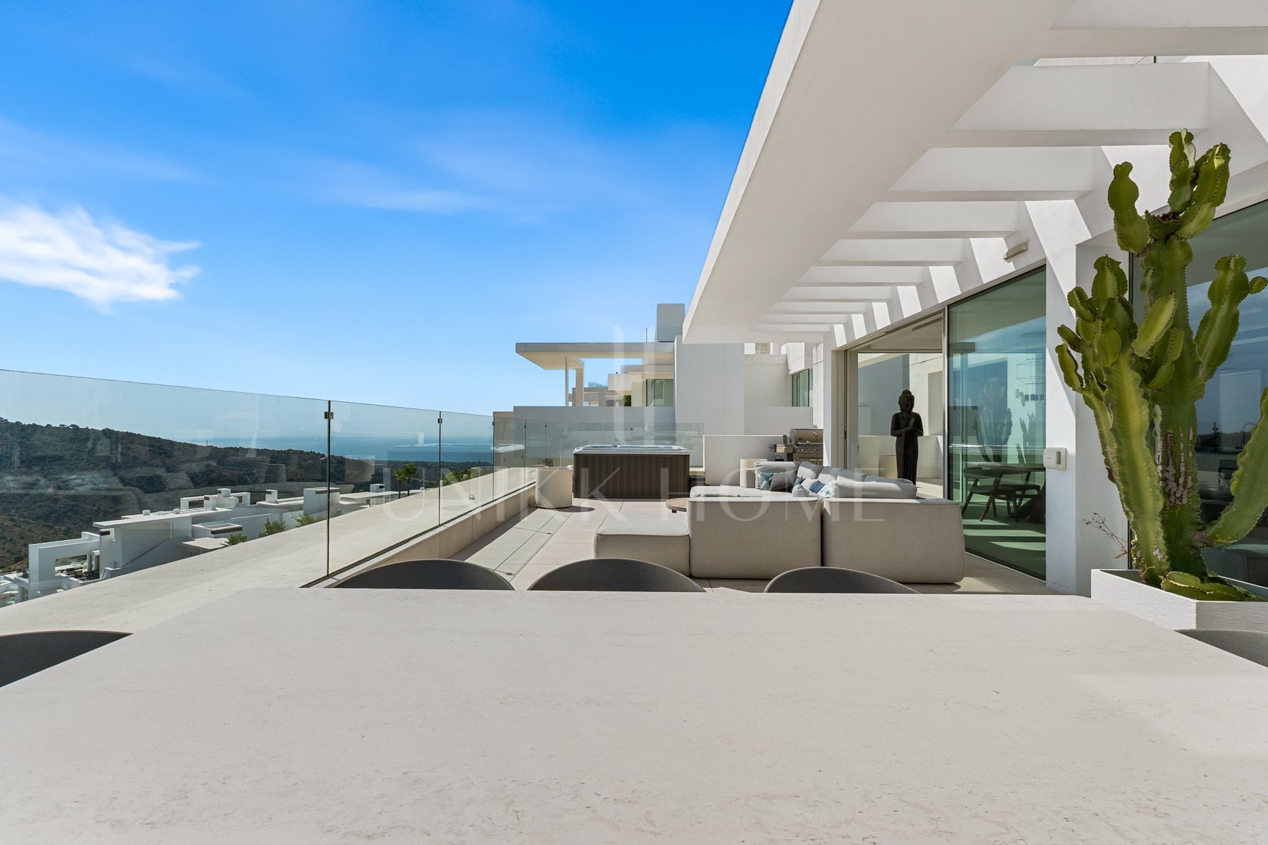 Ático Panorámico con Enorme Terraza y Vistas al Mar en Venta en Palo Alto, Marbella