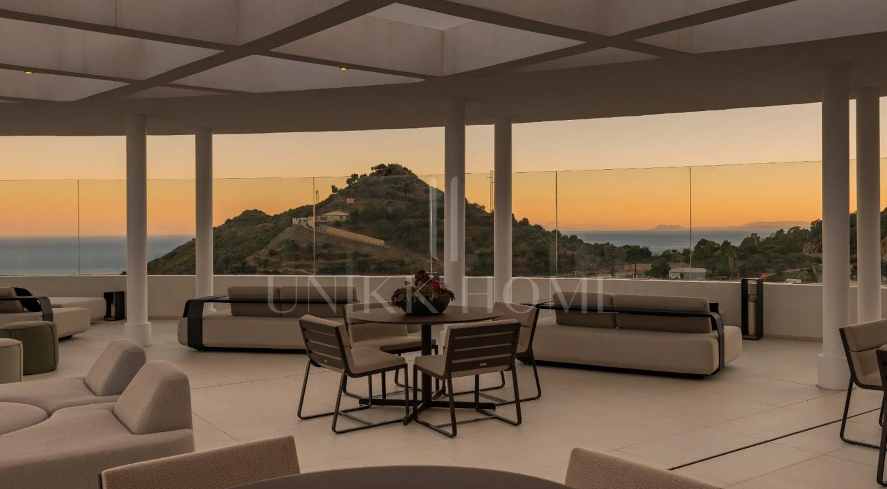 Ático Panorámico con Enorme Terraza y Vistas al Mar en Venta en Palo Alto, Marbella