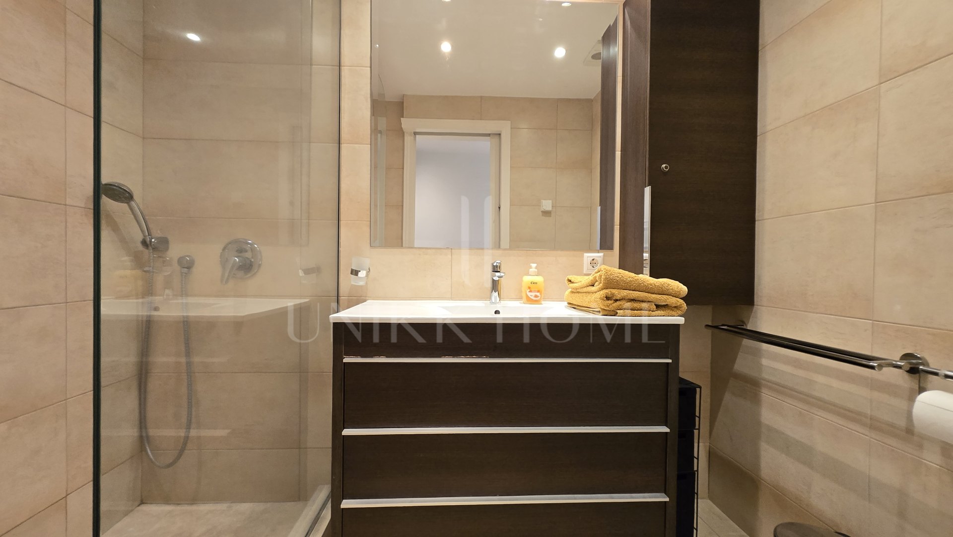 Apartamento de Lujo en Primera Línea de Playa en Las Cañas Beach, Milla de Oro Marbella