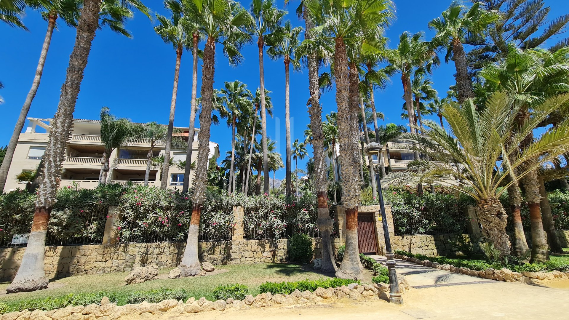 Apartamento de Lujo en Primera Línea de Playa en Las Cañas Beach, Milla de Oro Marbella