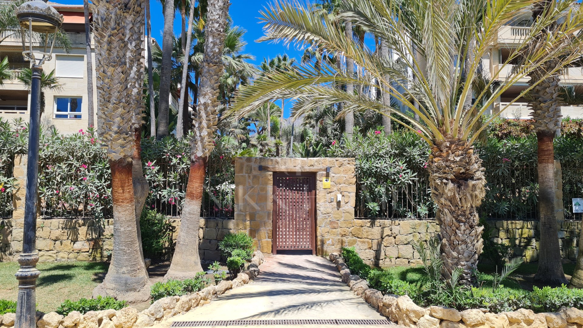 Apartamento de Lujo en Primera Línea de Playa en Las Cañas Beach, Milla de Oro Marbella