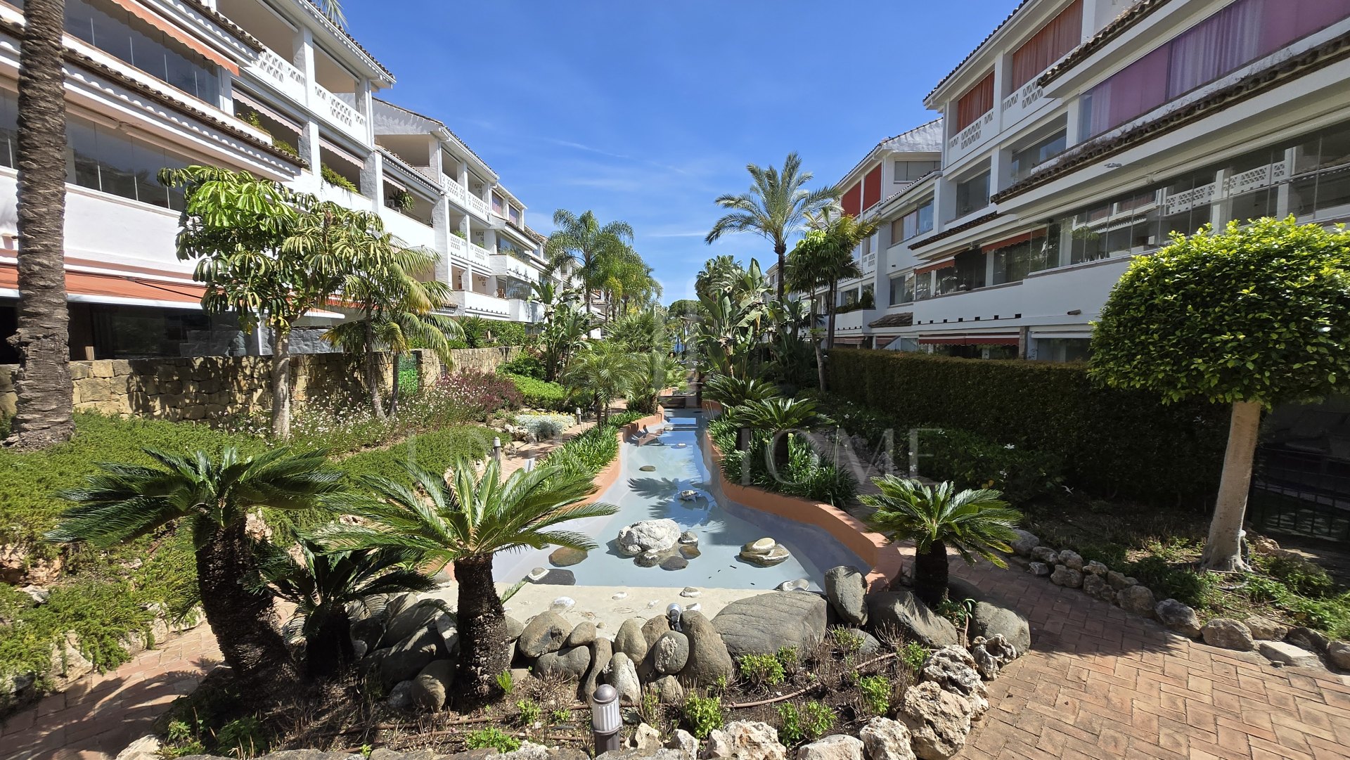 Apartamento de Lujo en Primera Línea de Playa en Las Cañas Beach, Milla de Oro Marbella