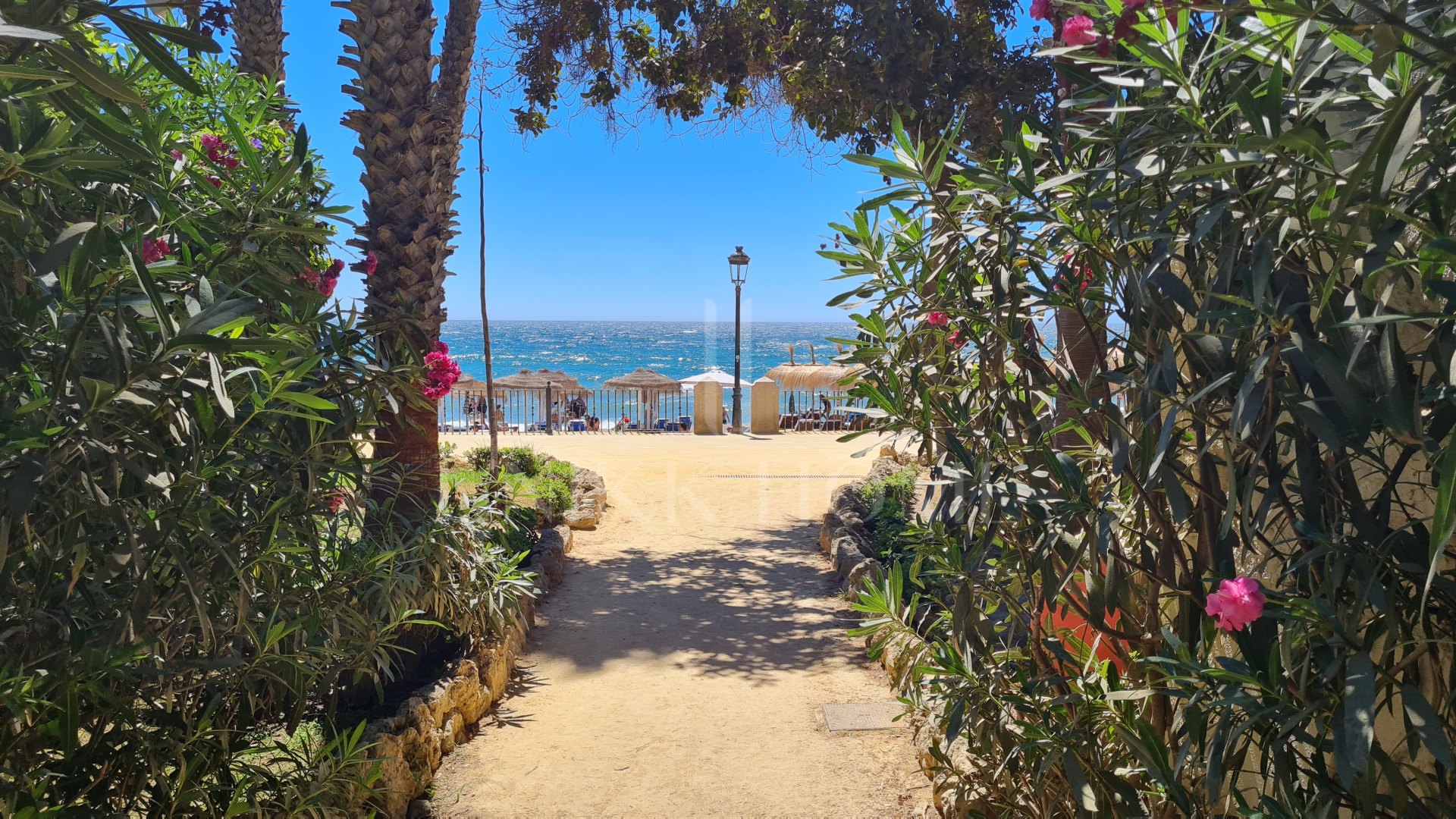 Apartamento de Lujo en Primera Línea de Playa en Las Cañas Beach, Milla de Oro Marbella