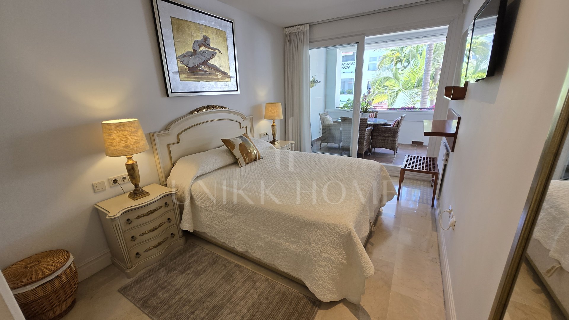 Apartamento de Lujo en Primera Línea de Playa en Las Cañas Beach, Milla de Oro Marbella