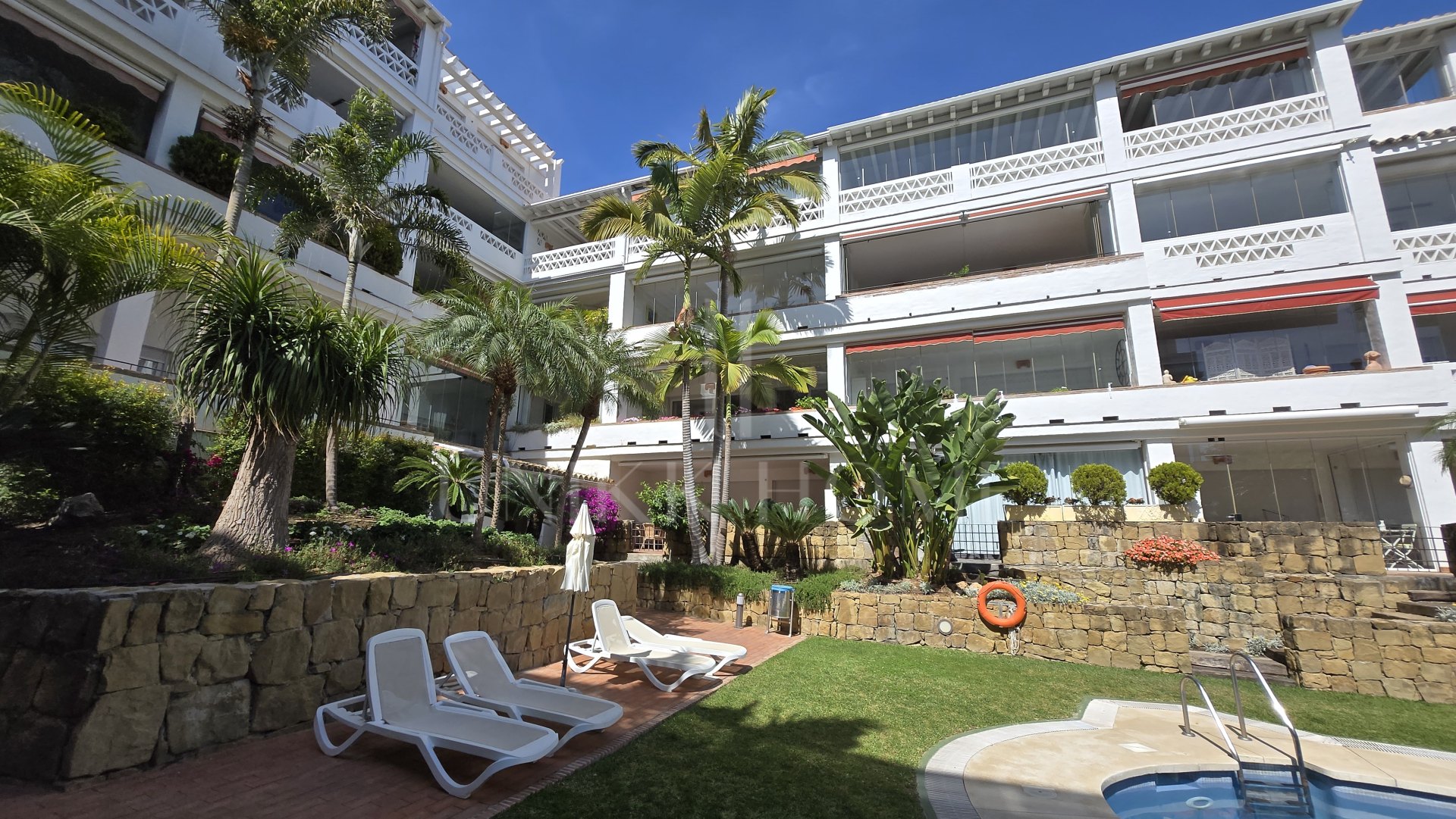 Apartamento de Lujo en Primera Línea de Playa en Las Cañas Beach, Milla de Oro Marbella